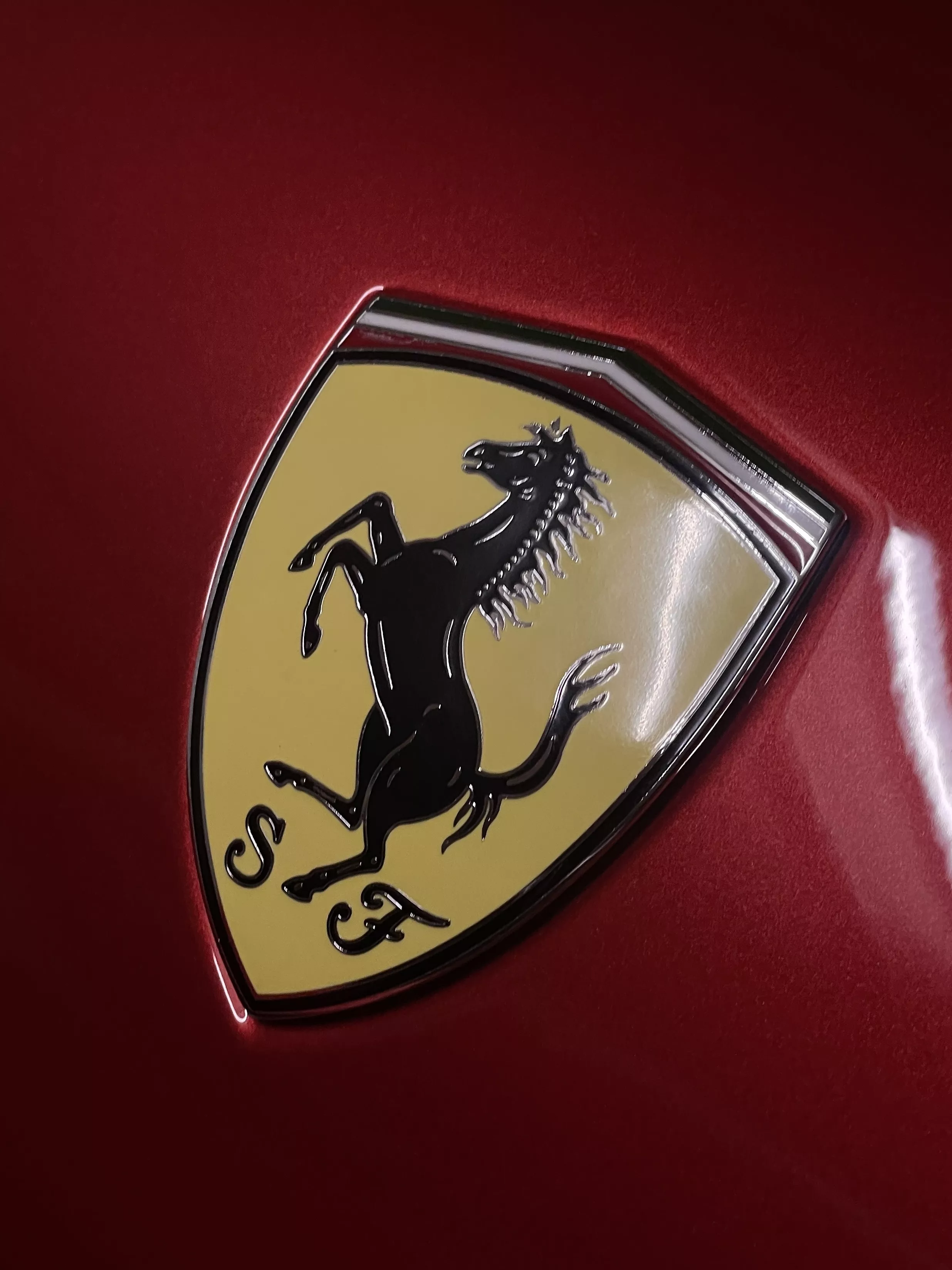Ferrari vs Lamborghini 2026: Hybrid-Supersportwagen Duell