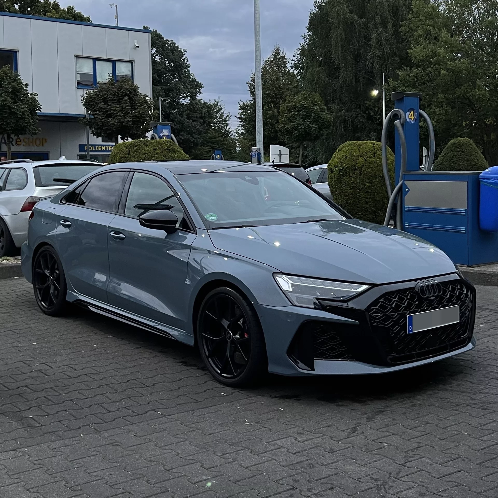 Audi RS3 Frontansicht mit breitem Kühlergrill und sportlicher Optik