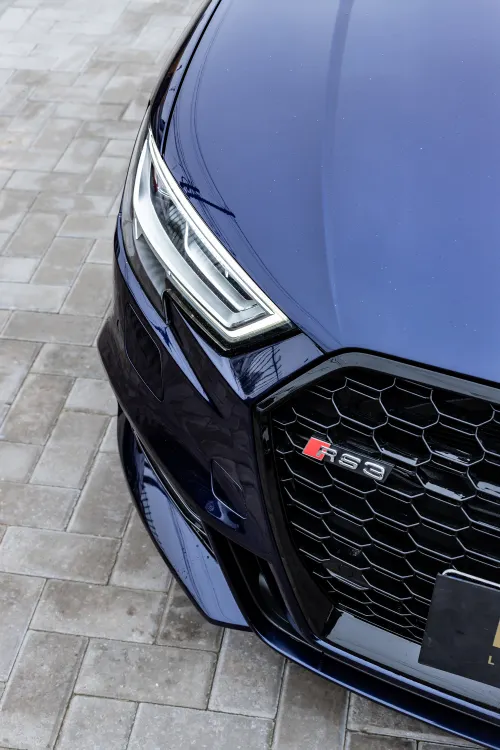 Audi RS3 Scheinwerfer-Detail mit charakteristischem LED-Matrix-Tagfahrlicht