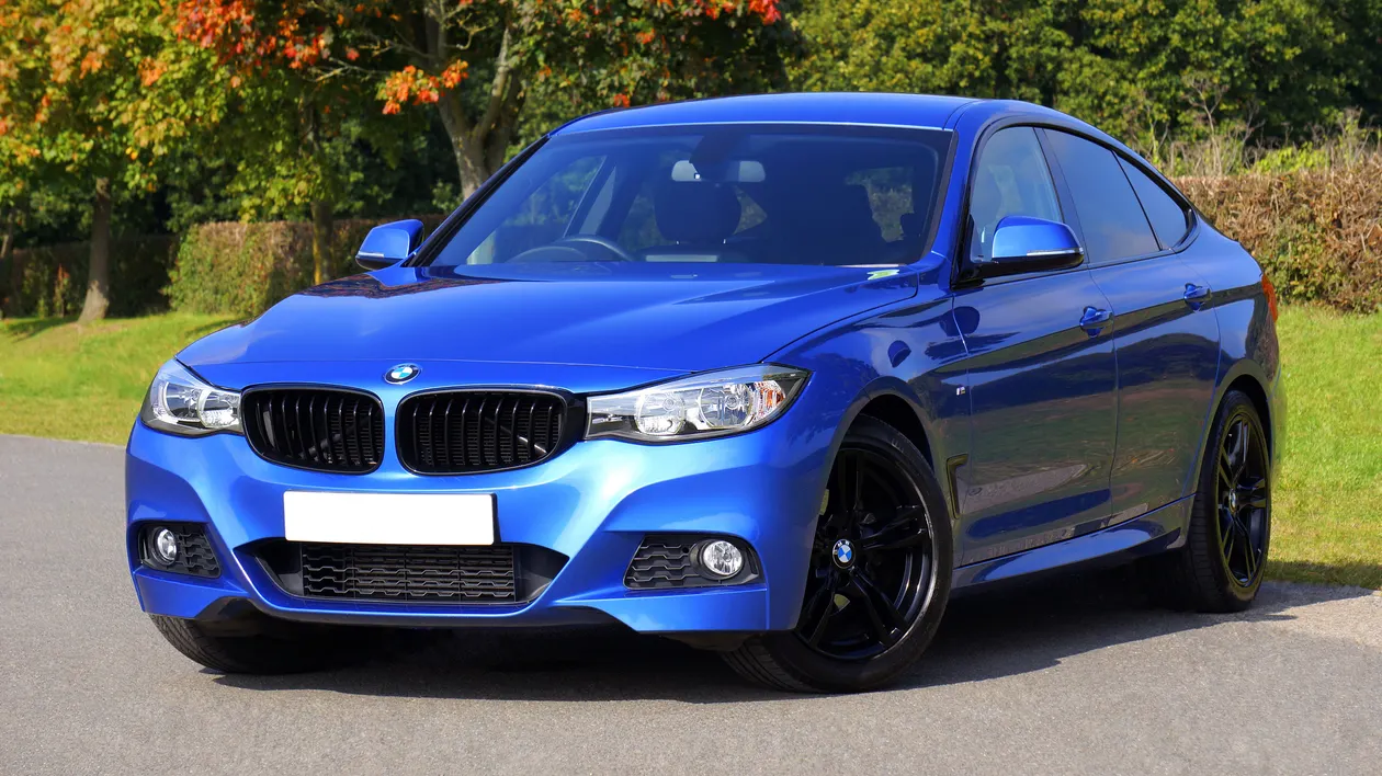 Blauer BMW-Sportkombi seitenansicht auf einer Straße – symbolisch für den BMW M5 Touring im Alltag