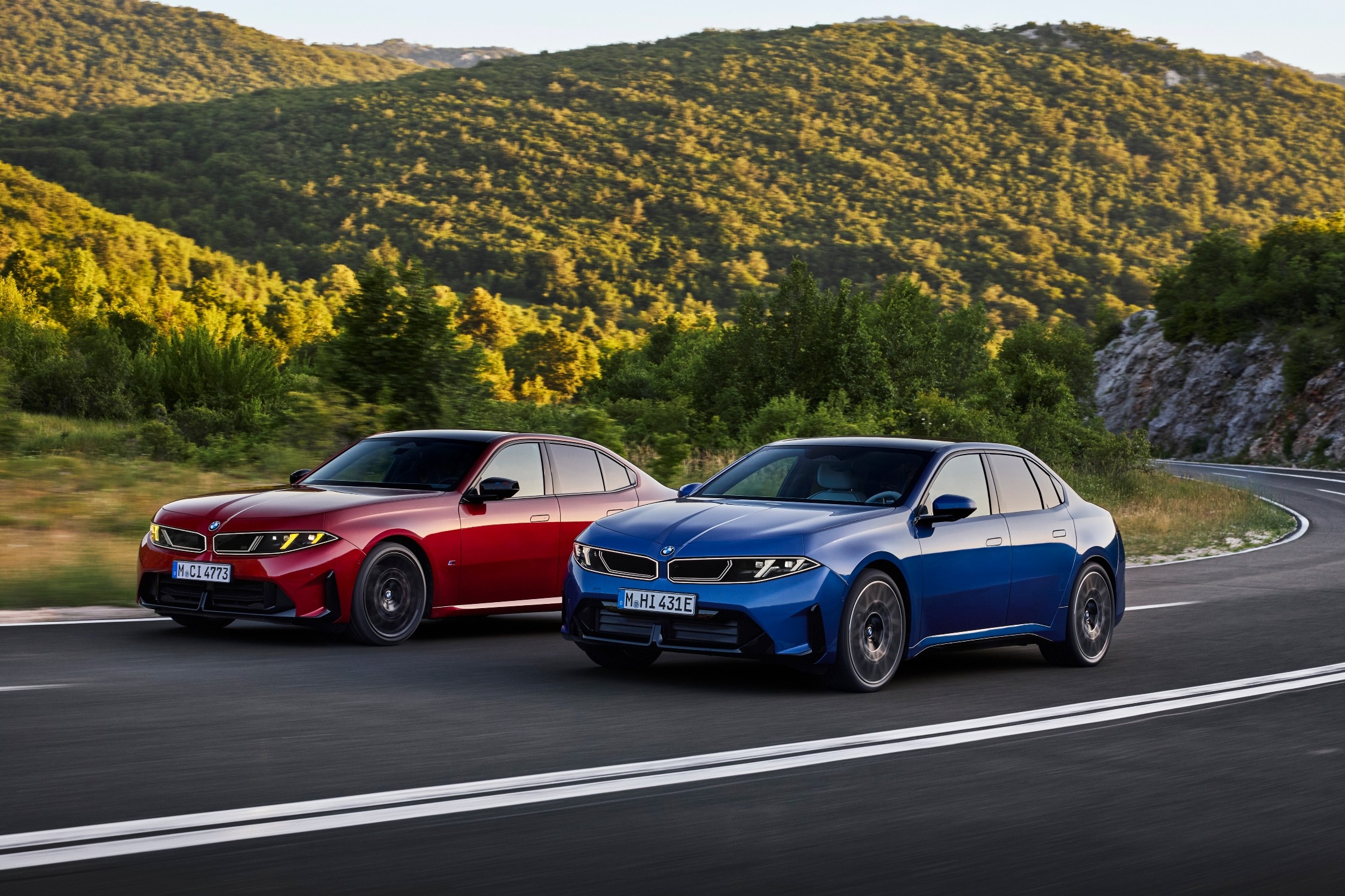 Blauer BMW Sportwagen in der Seitenansicht – Sinnbild der neuen BMW Modellgeneration