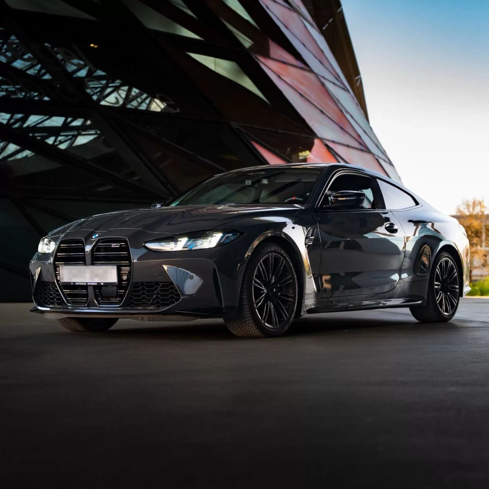 BMW M Coupe in Rot auf einer Landstrasse bei Sonnenuntergang – das Feeling eines Sportwagens auf freier Fahrt