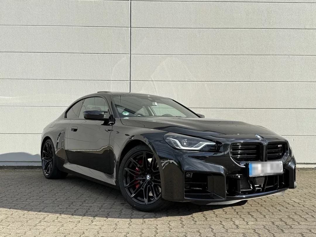 BMW M Coupe in Rot auf einer Landstrasse bei Sonnenuntergang – das Feeling eines Sportwagens auf freier Fahrt