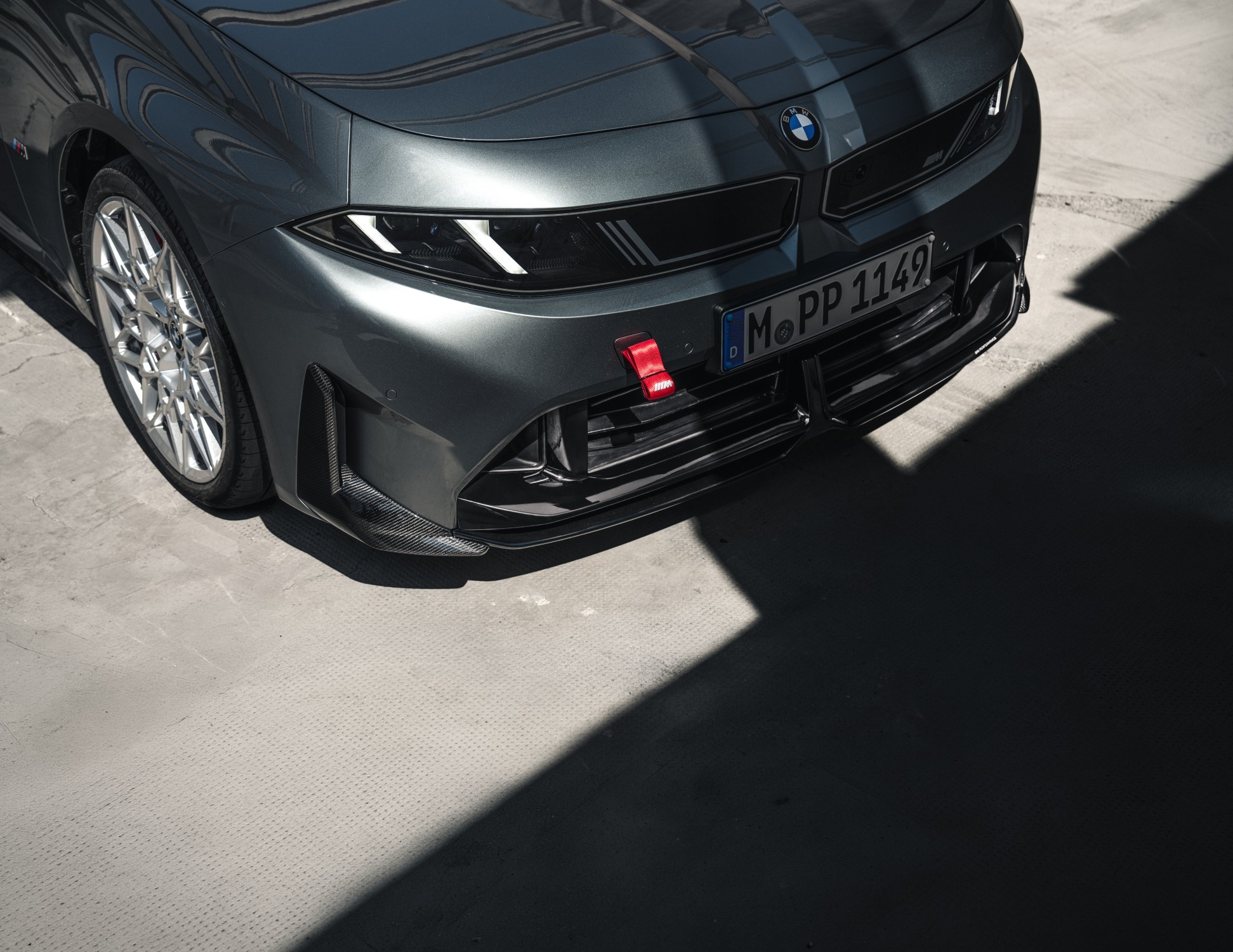 BMW M Elektrofahrzeug – Frontperspektive eines modernen BMW Sportwagens auf einer Straße