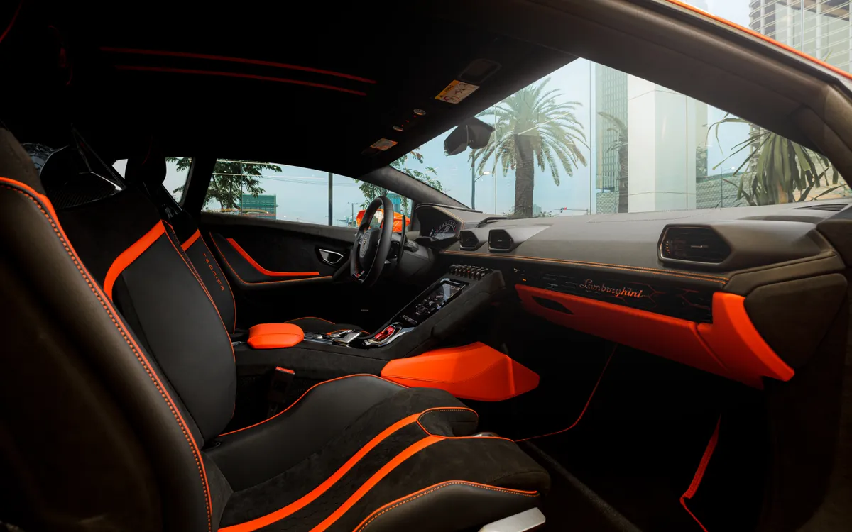 Cockpit eines Lamborghini Huracán – Blick auf Lenkrad und digitales Instrumenten-Display