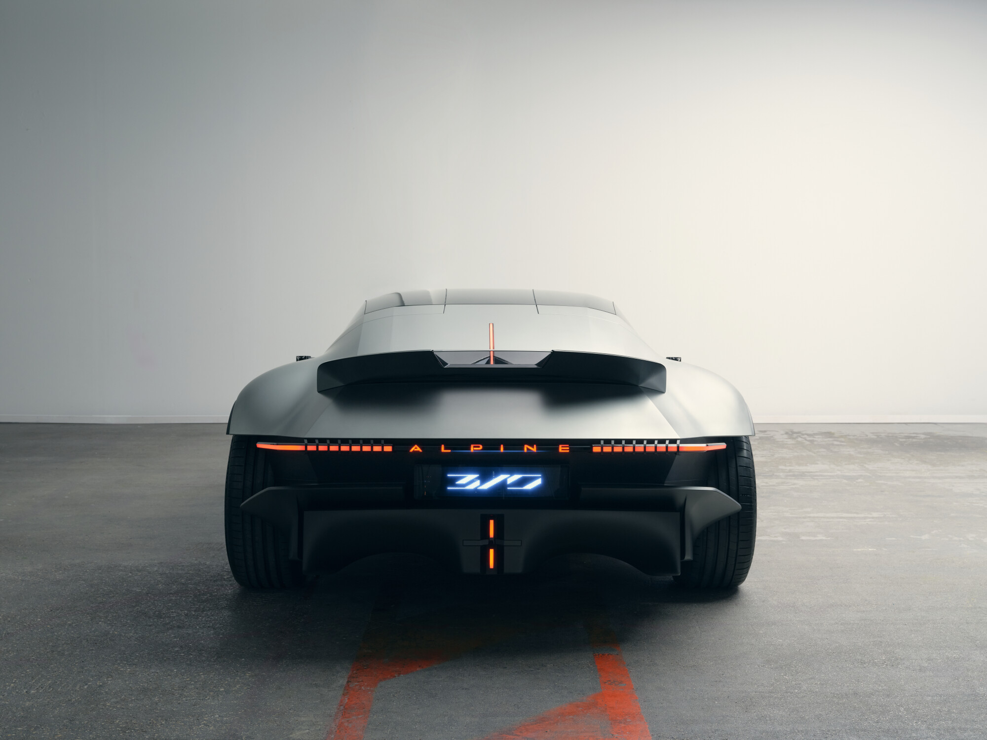 Elegantes blaues Coupé mit klaren Linien – Sinnbild für Alpines moderne Designsprache mit historischen Wurzeln