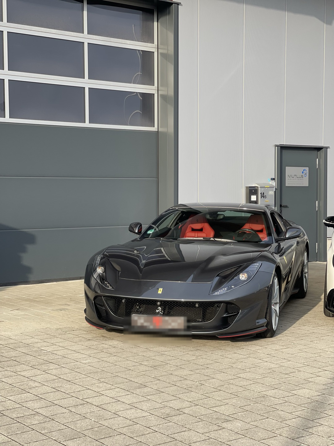 Ferrari Supersportwagen mit V12-Saugmotor im Stadtbild – Ferrari 12Cilindri Stilikone 2026