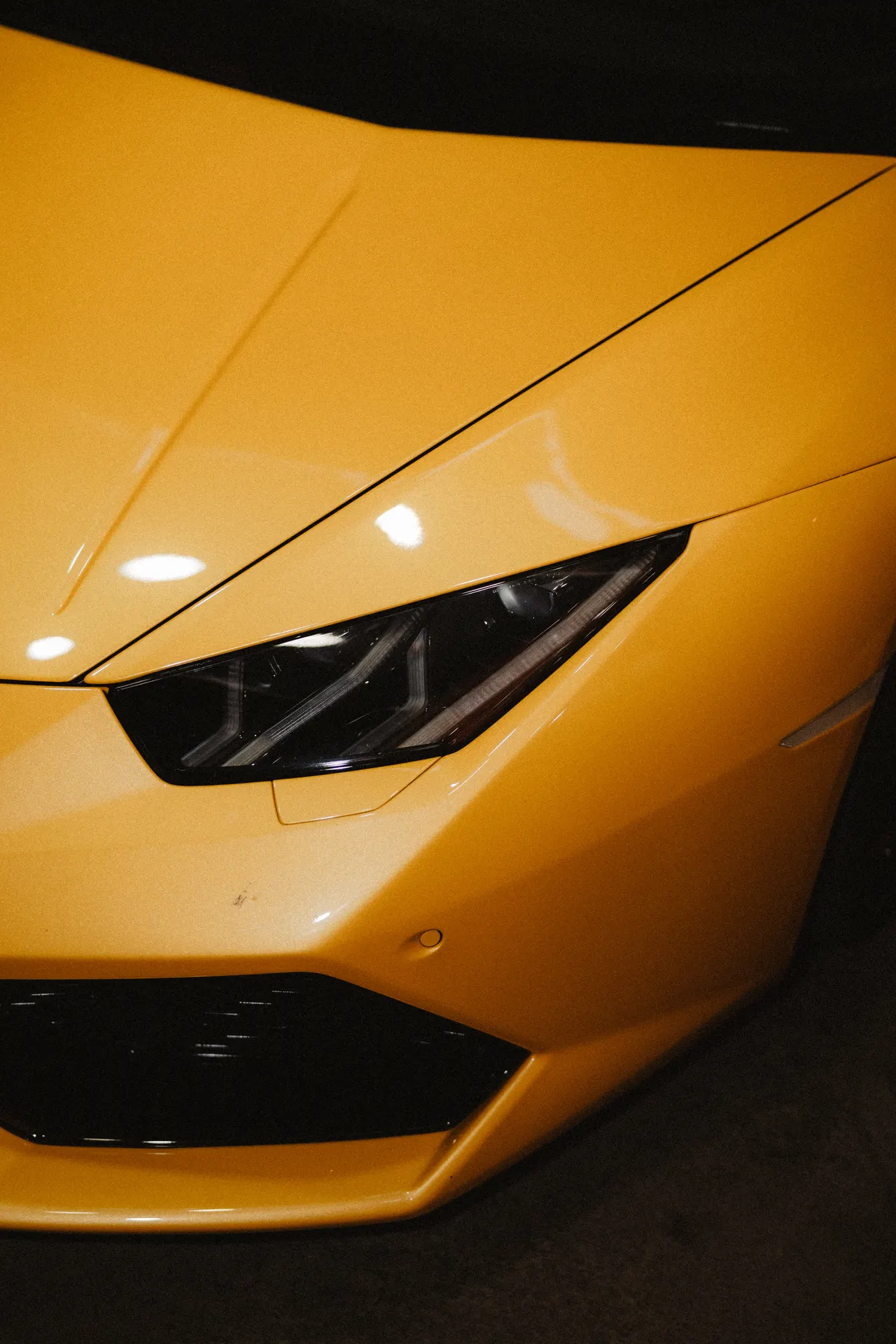 Frontalansicht eines gelben Lamborghini Huracan mit modernem Supercar-Design