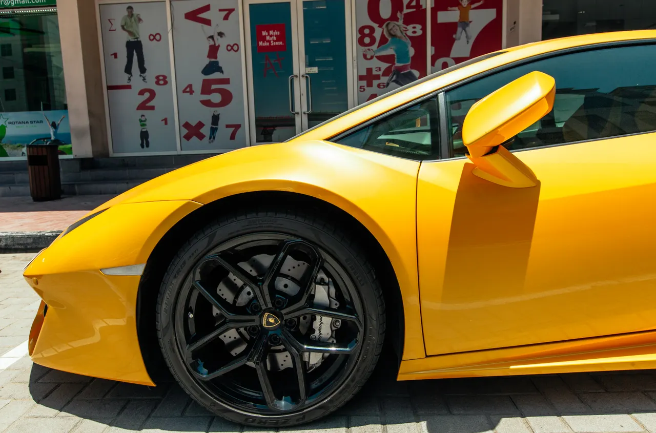 Gelber Lamborghini-Sportwagen parkt am Strassenrand, ikonisches Gelb der Marke