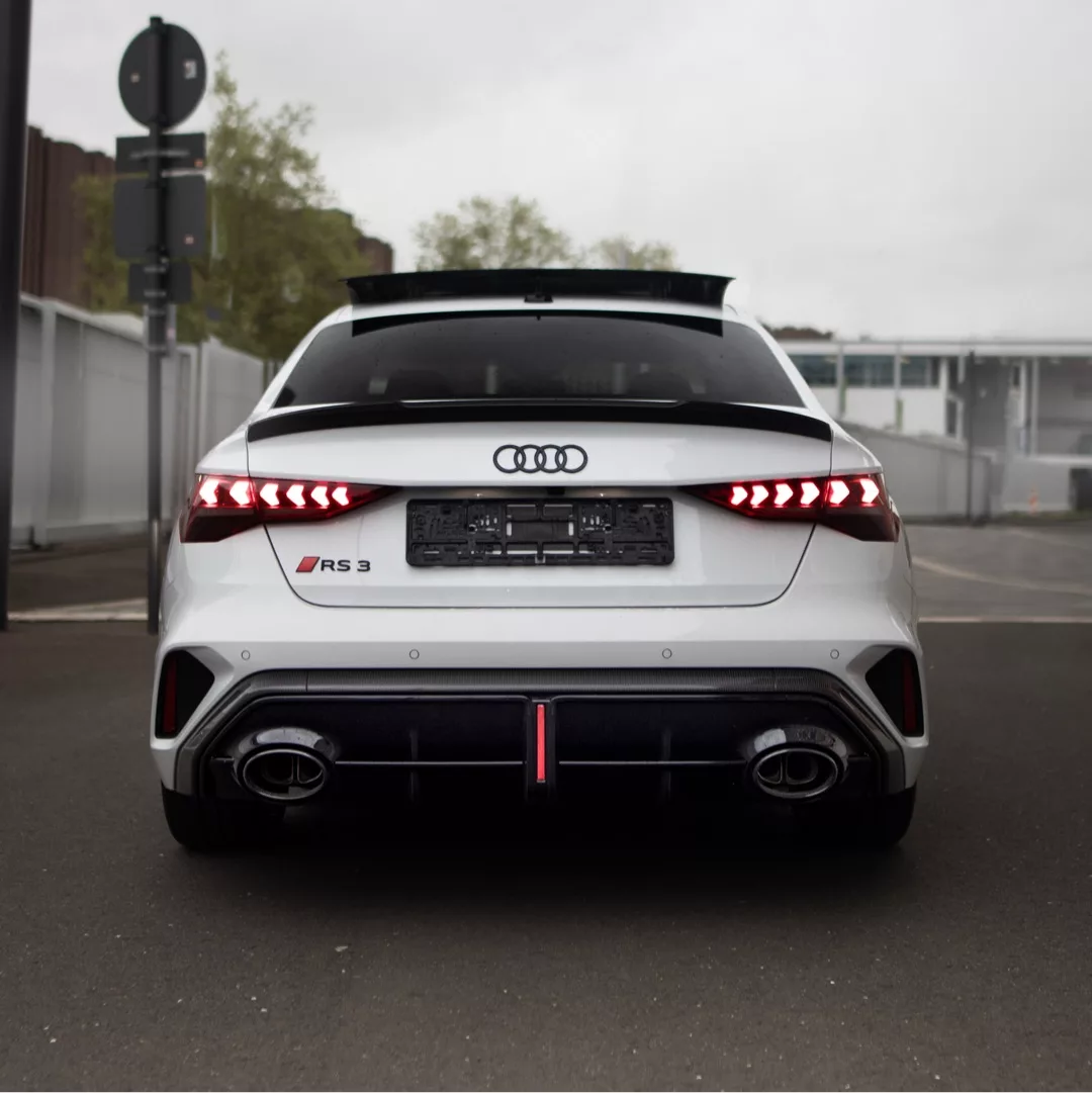 Grüner Audi RS3 Sportback – dynamische Seitenansicht des 400-PS-Kompaktsportlers
