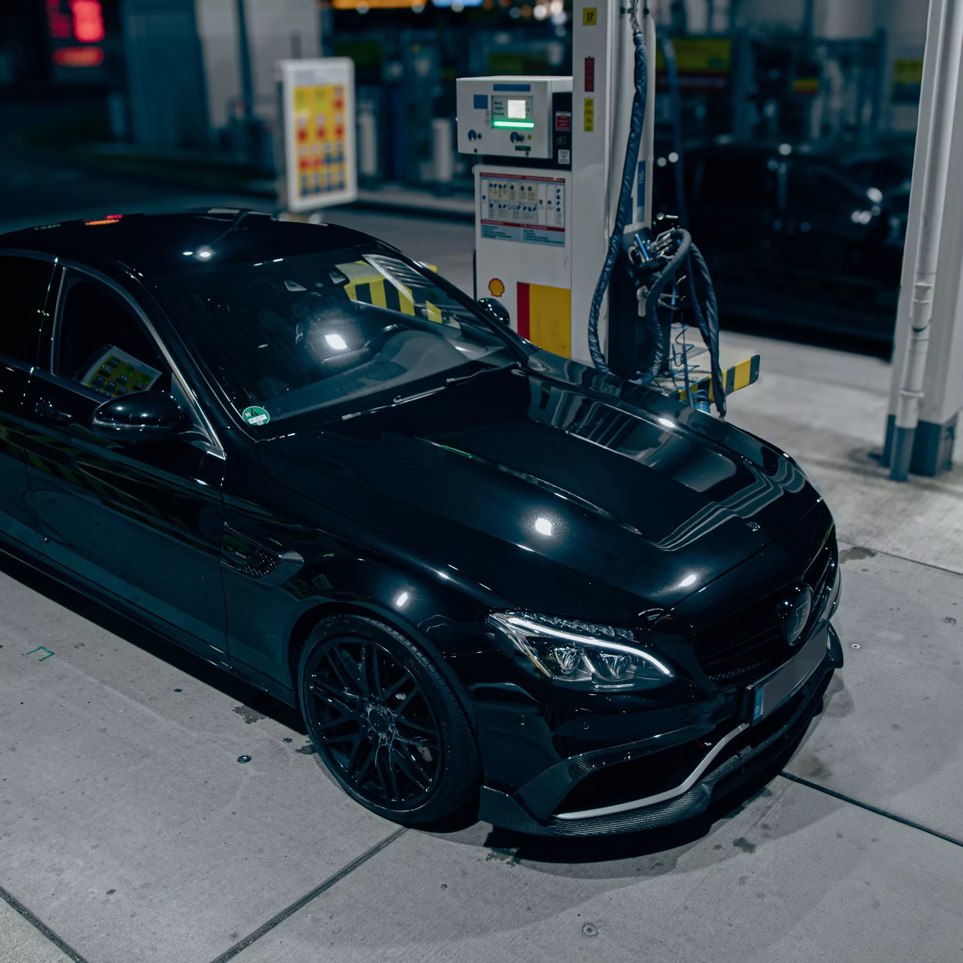 Junger Mann lehnt selbstbewusst an einem Luxusauto – Lifestyle-Bilder wie dieses prägen die Sportwagen-Faszination auf Instagram und TikTok