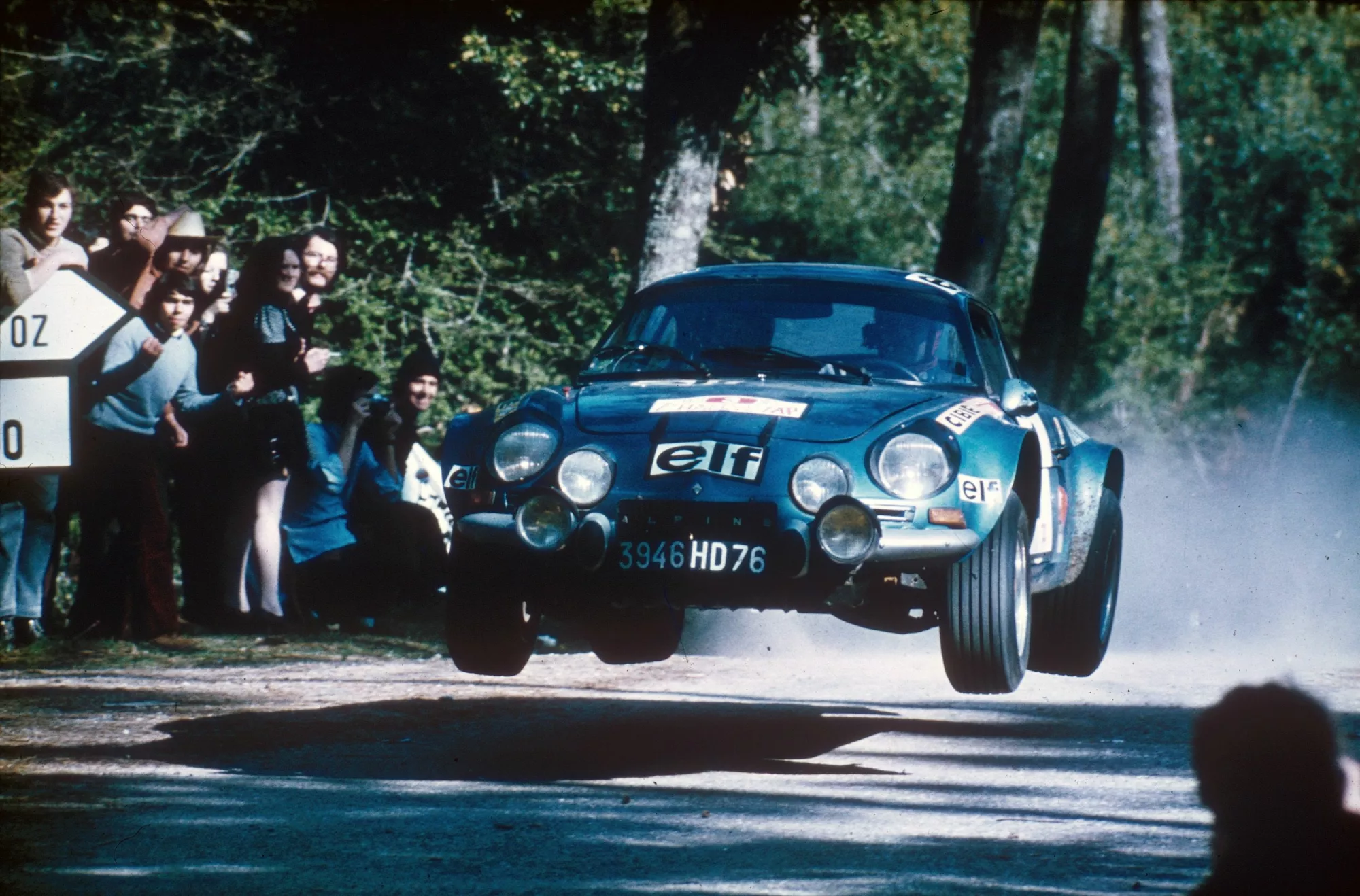Klassischer weißer Sportwagen der 1970er Jahre auf Bergstraße – Reminiszenz an den Alpine A110 Berlinette der WRC-Ära