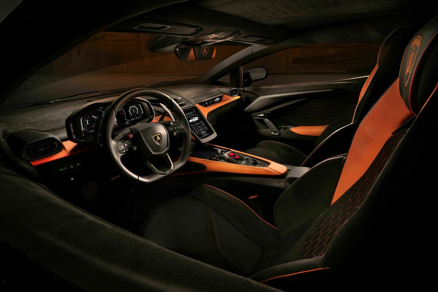 Lamborghini Supersportwagen in silber – der Lamborghini Revuelto vereint V12-Power mit Hybridtechnologie