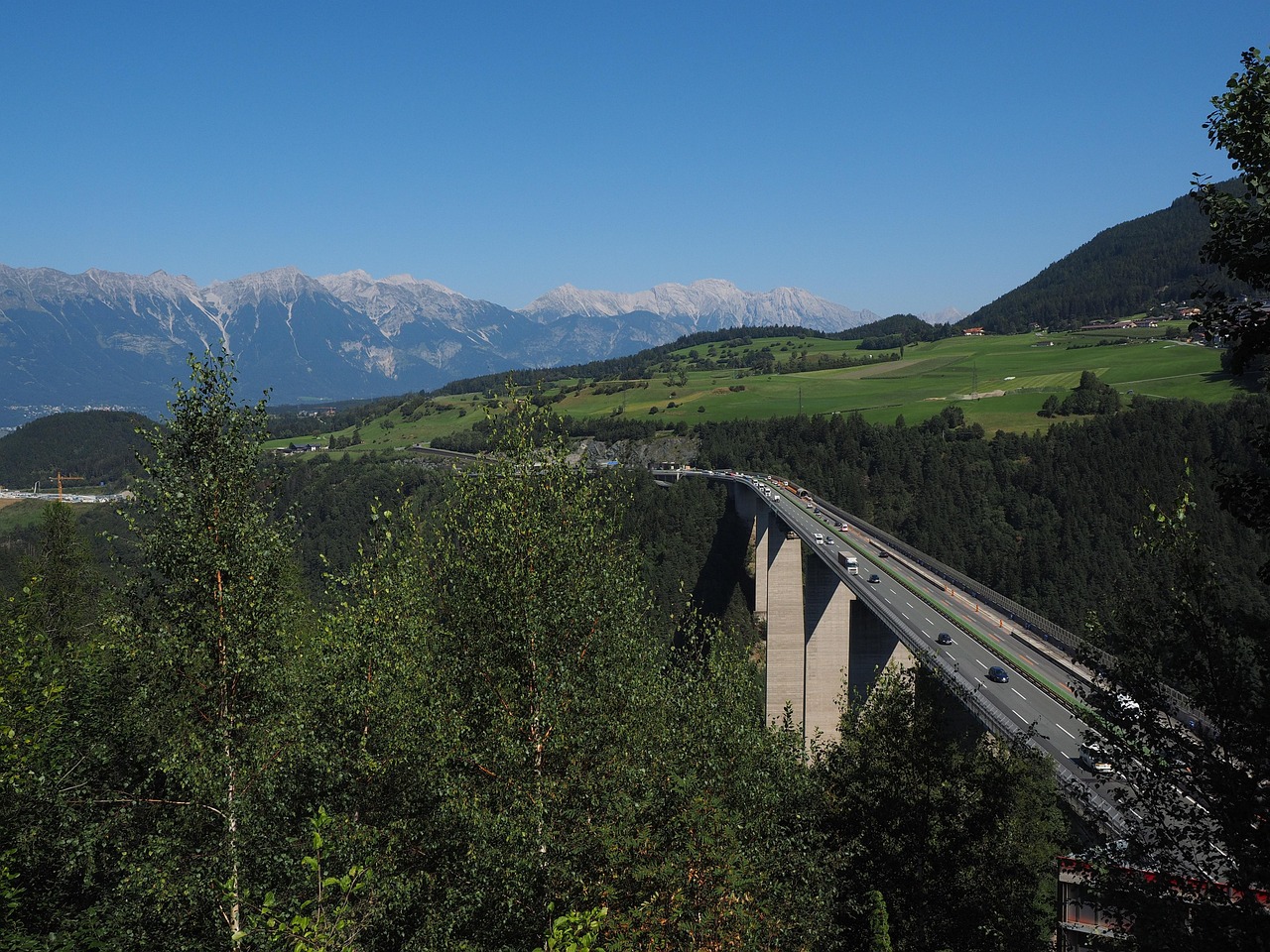Leere Autobahn mit Blick auf den Horizont – drivable Routen in Deutschland