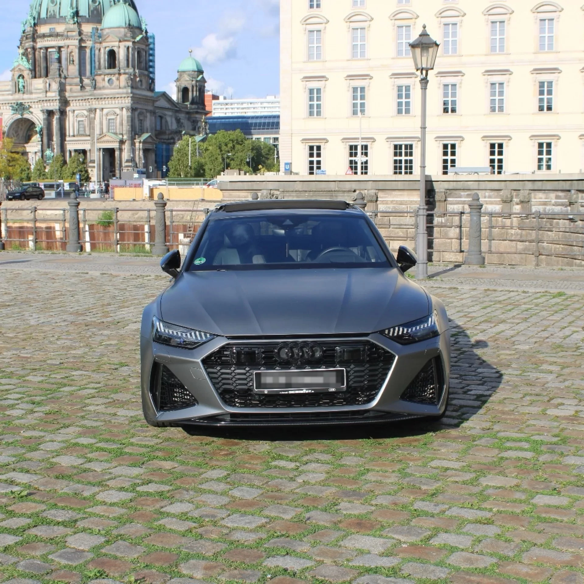 Luxuriöses Audi-Cockpit mit digitalem Armaturenbrett – Innenraum Audi RS6 Avant
