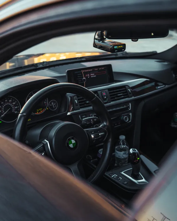 Luxuriöses BMW-Interieur mit Lenkrad und modernem Curved Display