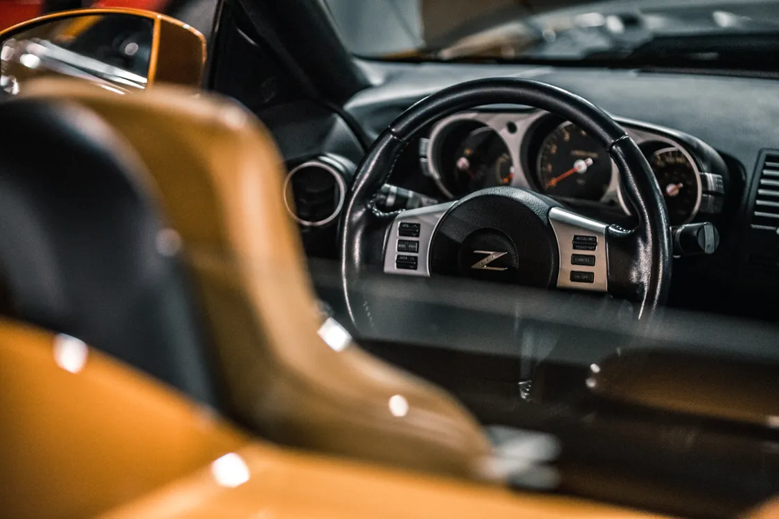 Luxuriöses Cockpit eines Sportwagens – professionelle Fahrzeugpräsentation steigert den Mietpreis