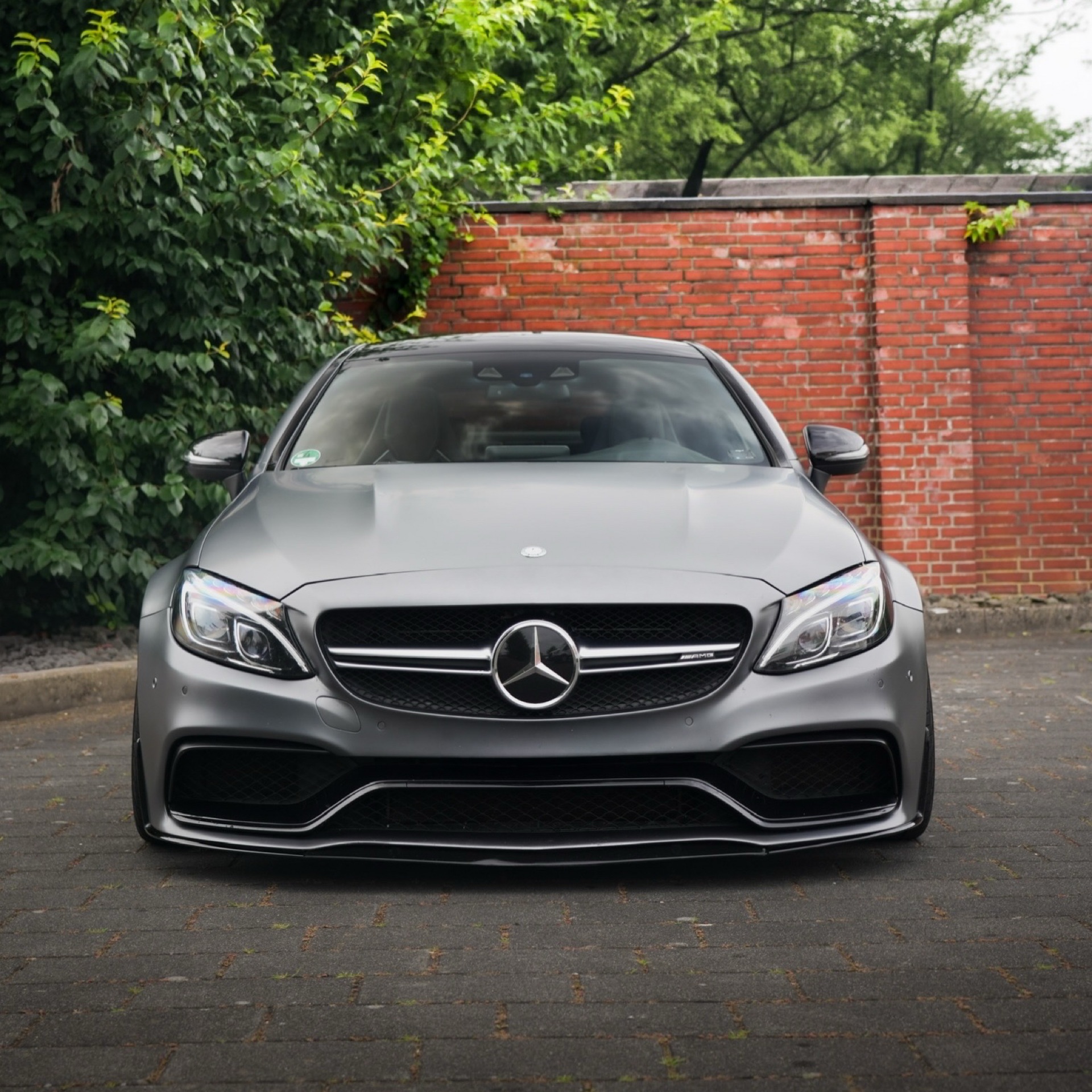 Mercedes-AMG Sportwagen in Schwarz auf einer Automobil-Ausstellung