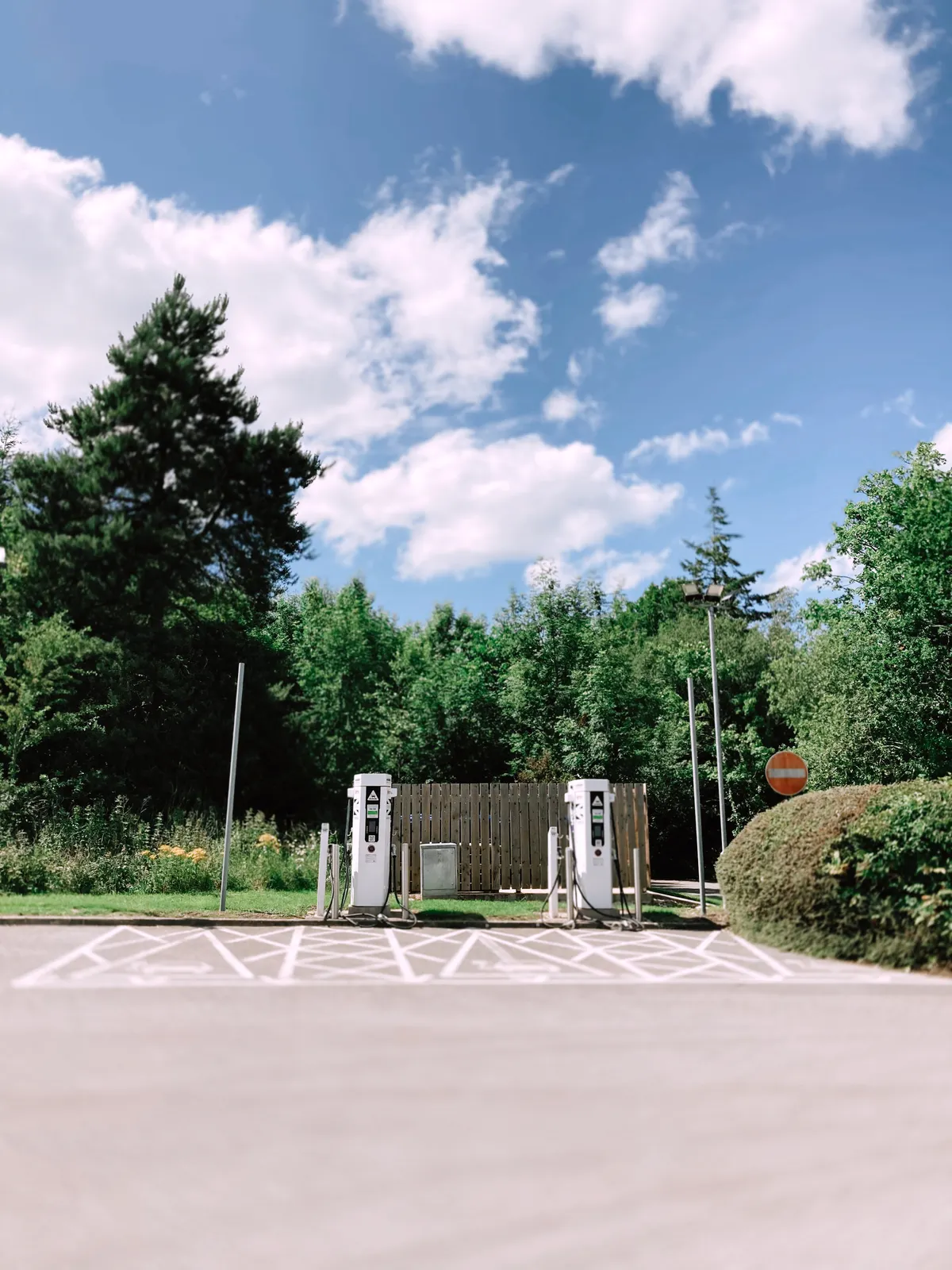Moderne Elektroauto-Ladestation mit Café in der Nähe
