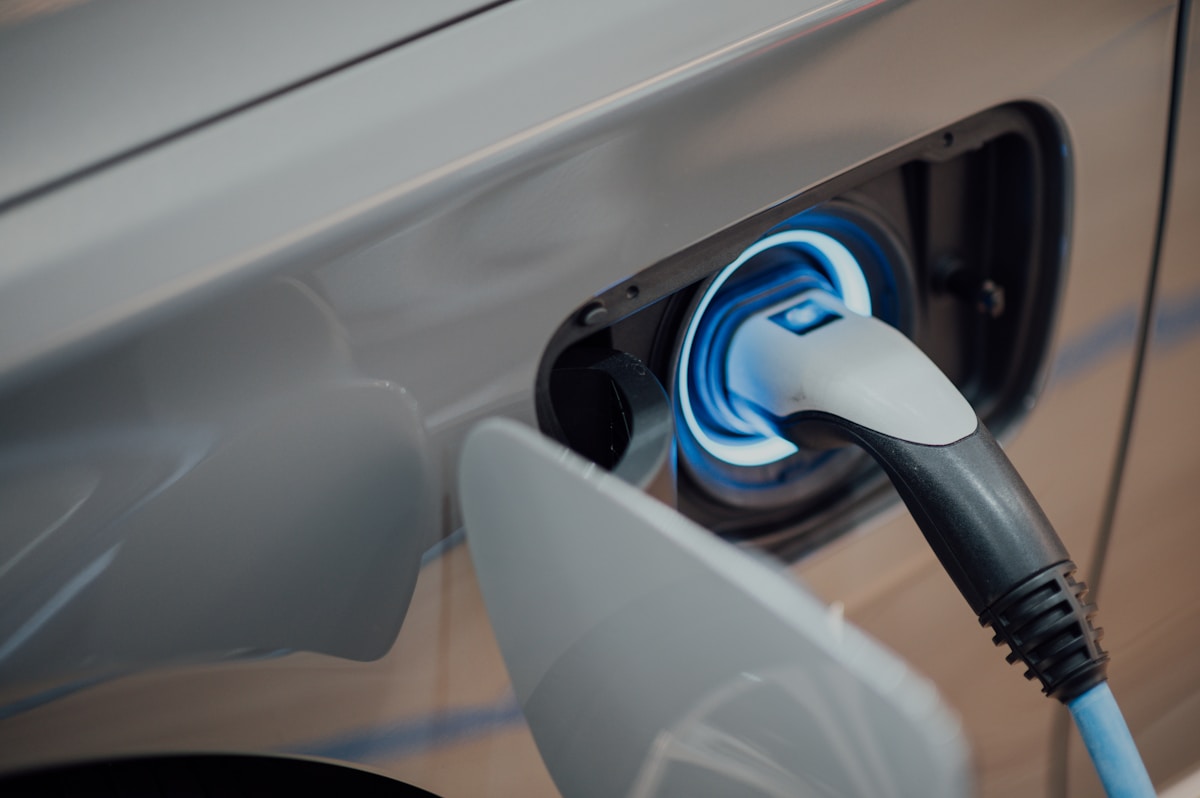 Modernes Elektroauto lädt an einer Schnellladesäule
