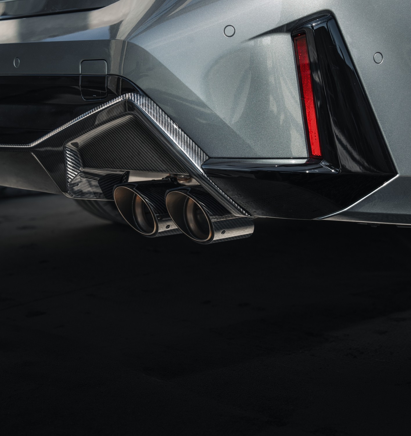 Premiumfahrzeug in der Nacht – Symbolbild für die Zukunft der deutschen Automobilindustrie