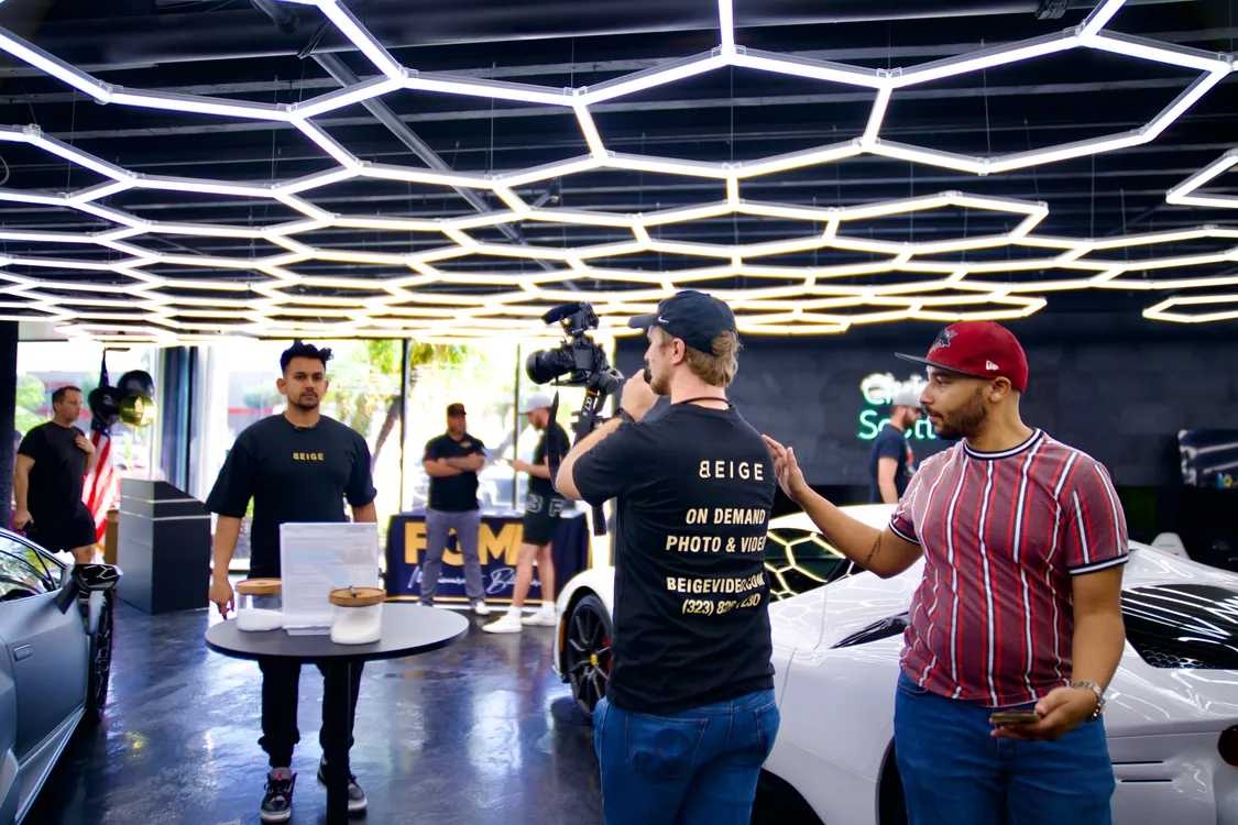 Professionelles Filmteam beim Videodreh mit einem Luxusfahrzeug — Behind-the-Scenes einer Content-Produktion