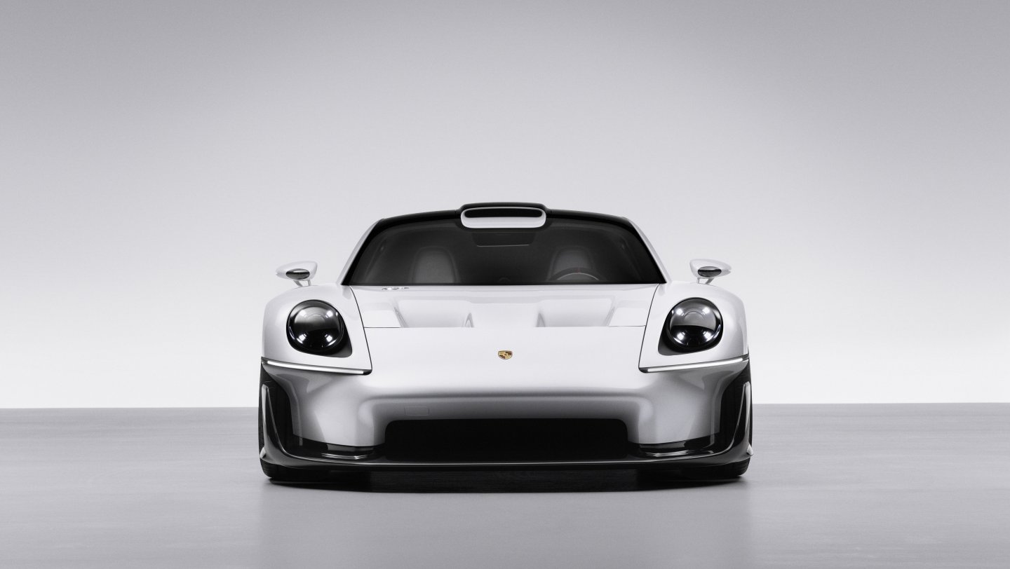 Schwarzer Porsche Supersportwagen – Seitenansicht mit tief gesetzter Karosserie und breiten Radhäusern
