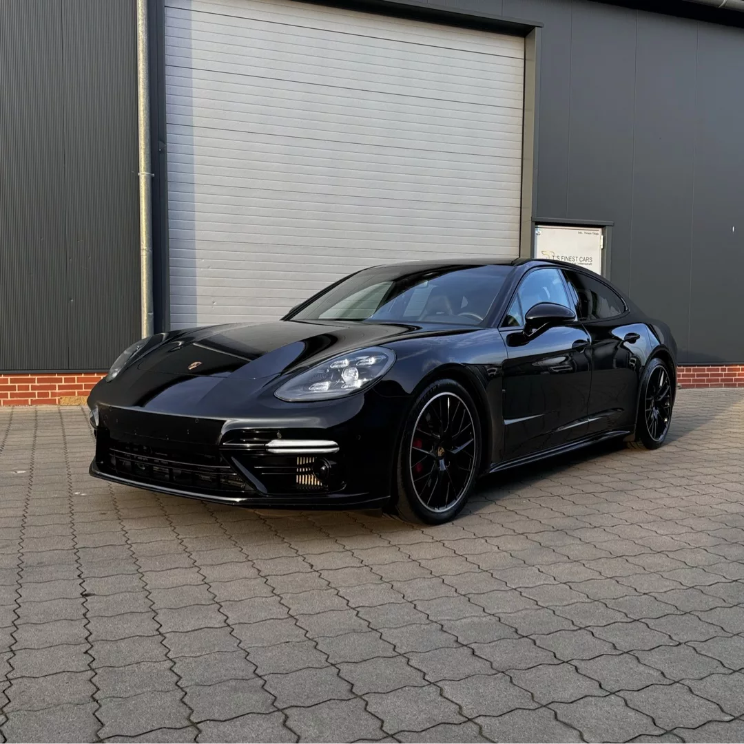 Silberner Porsche 911 auf offener Straße – ikonisches Sportwagen-Design