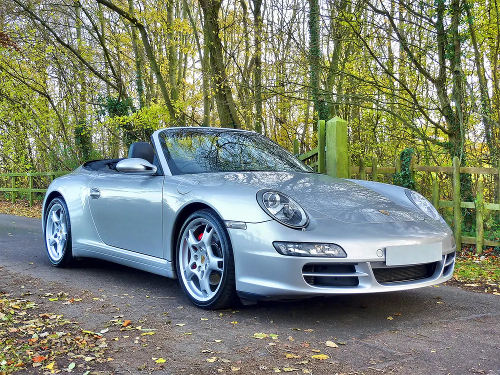 Silberner Porsche 911 Sportwagen – Ikone des Sportwagensegments