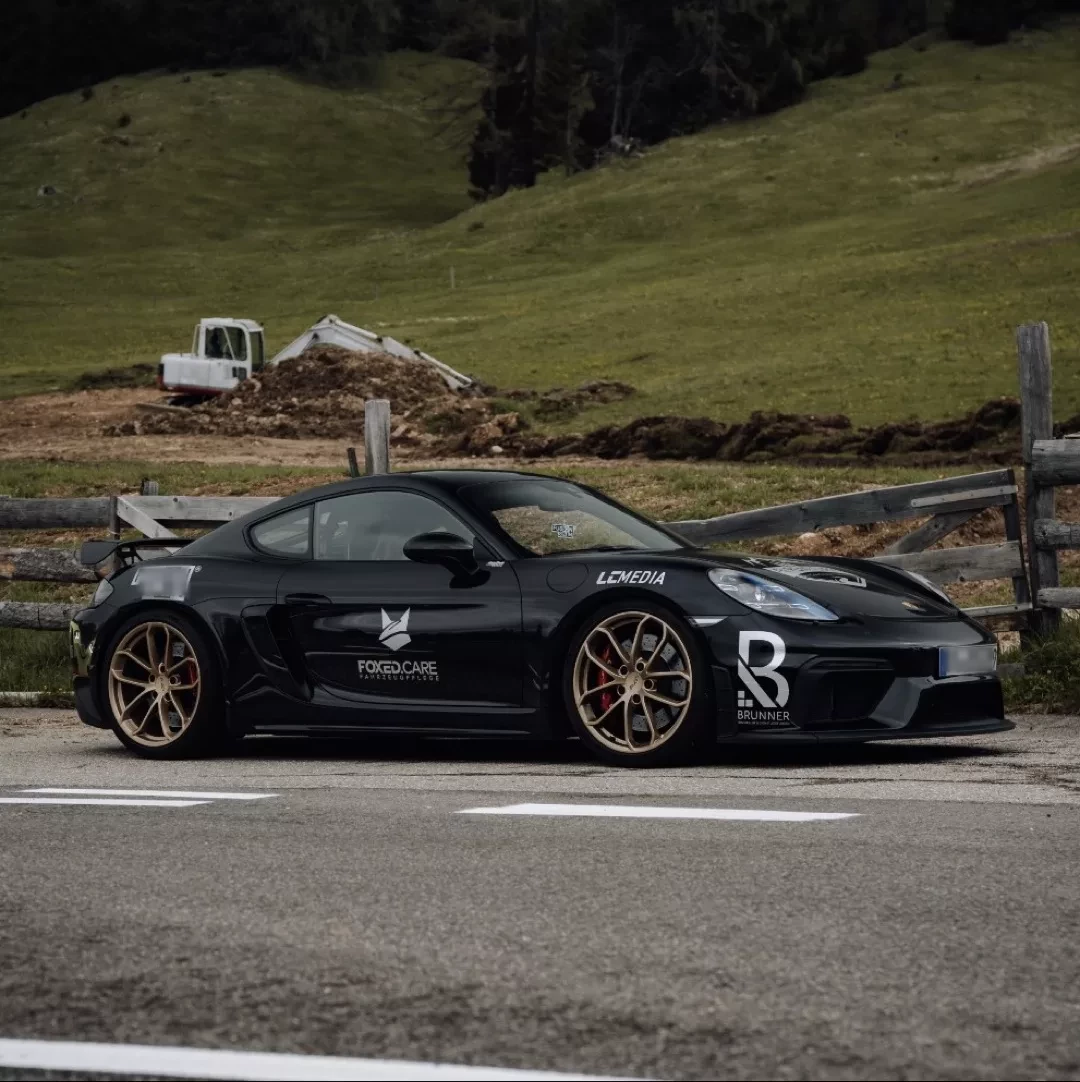 Sportwagen auf alpiner Bergstraße – Roadtrip durch Deutschland mit Miet-Sportwagen