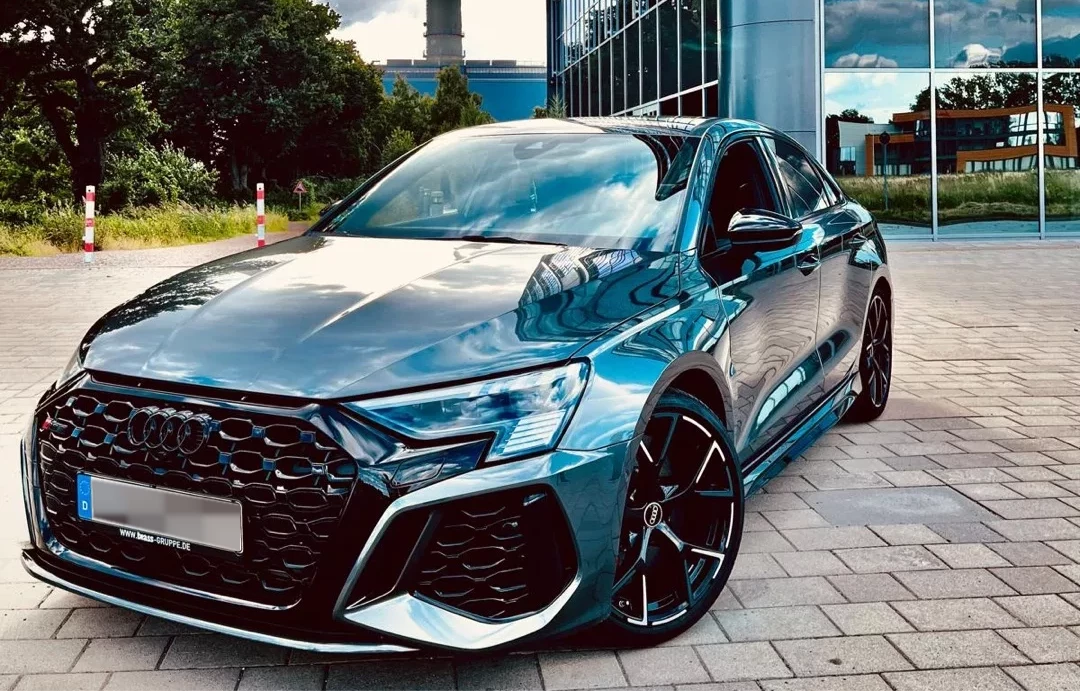 Sportwagen auf kurviger Bergstraße – perfektes Szenario für einen Audi RS3 Roadtrip