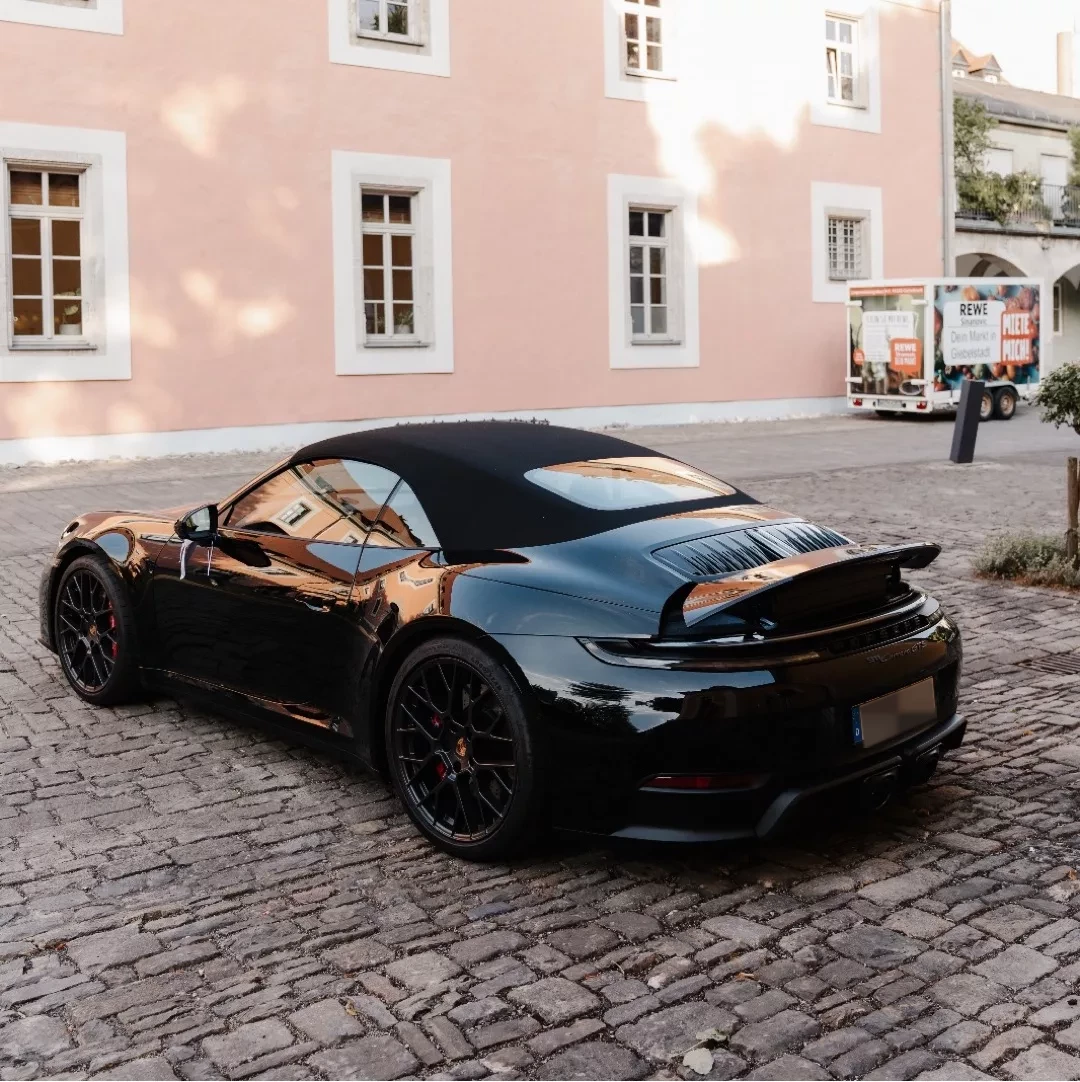 Sportwagen auf nächtlicher Straße – Faszination Porsche mieten
