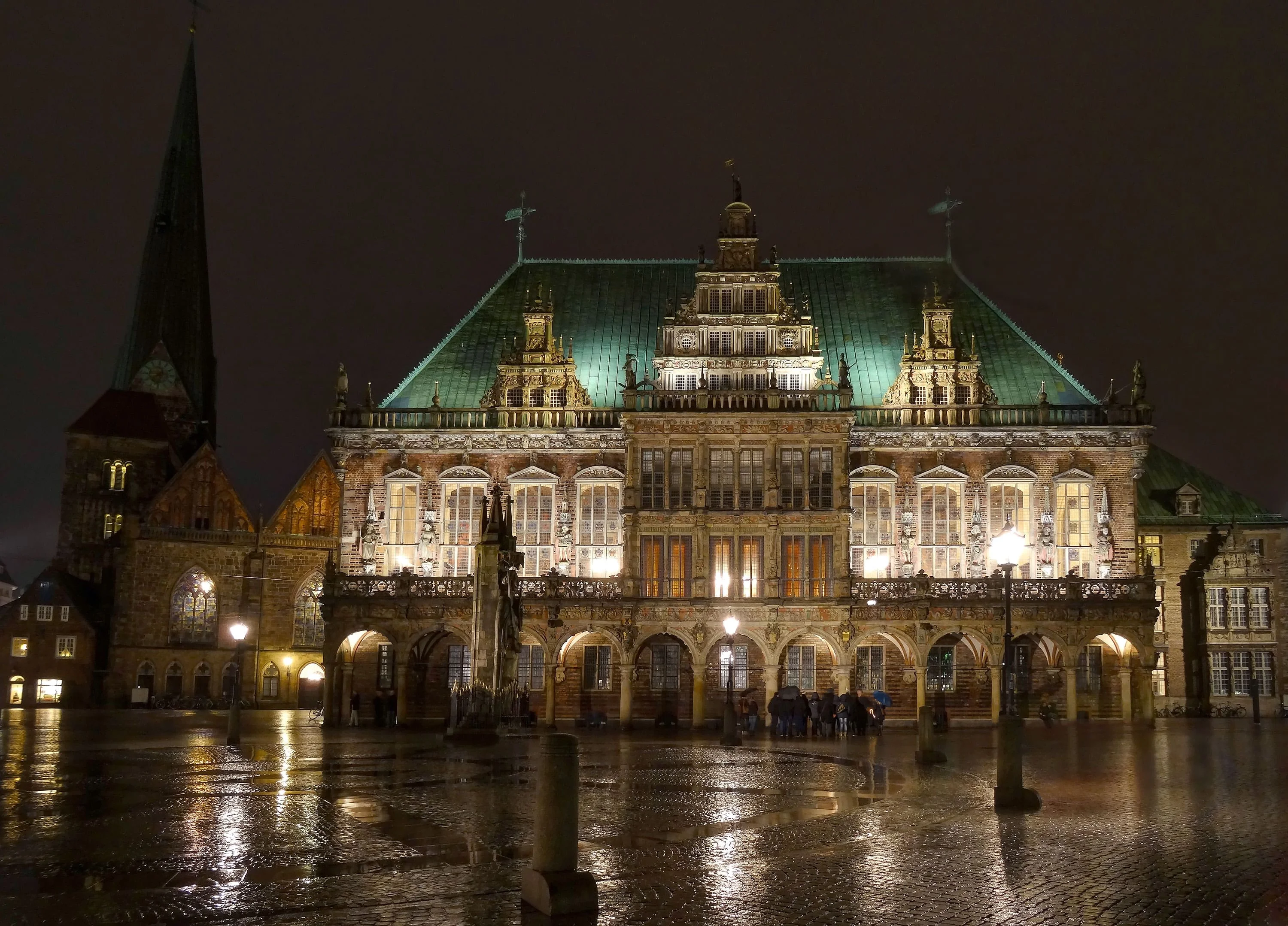 Historischer Marktplatz in Bremen mit dem Roland