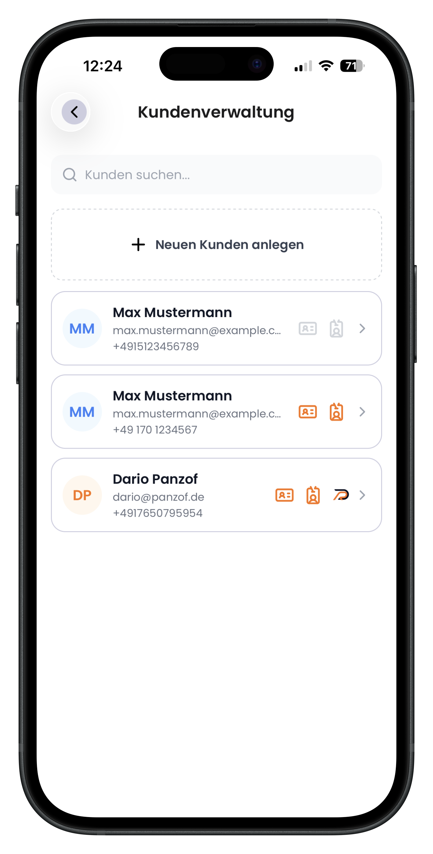 Kundenliste mit Suchfeld, Anlegen-Button und Kundenkarten mit Dokument-Symbolen