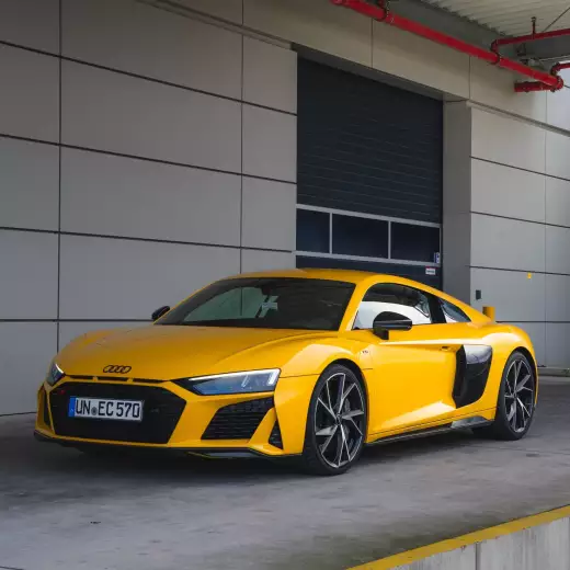 Audi R8 V10 in Gelb von der Seite mieten.