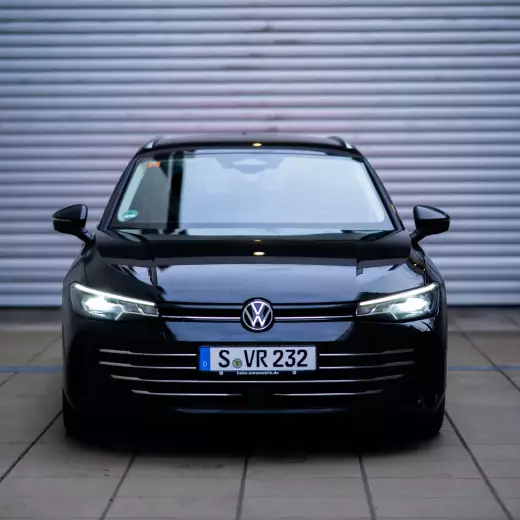 Passat Kombi Diesel in Schwarz, Frontansicht mieten