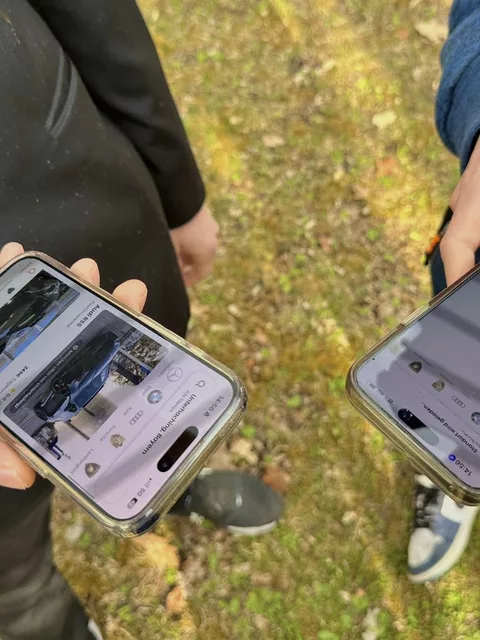 Zwei Nutzer vergleichen Fahrzeuge in der App