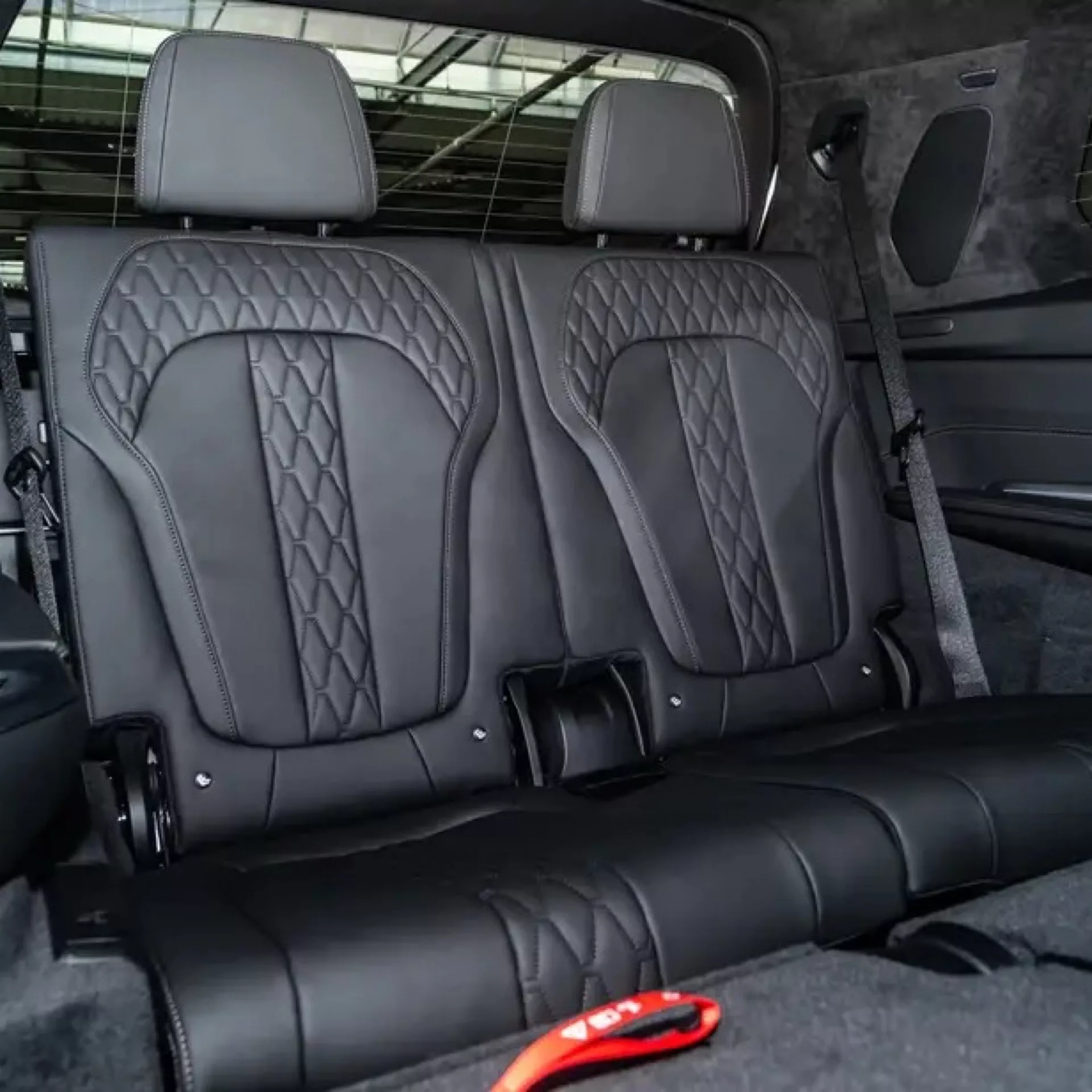 Schwarze Ledersitze im Innenraum eines BMW X7.