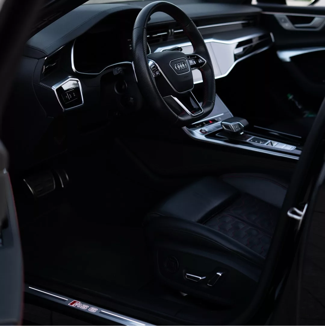 Audi RS6 Innenraum mit Ledersitzen und Armaturenbrett mieten.