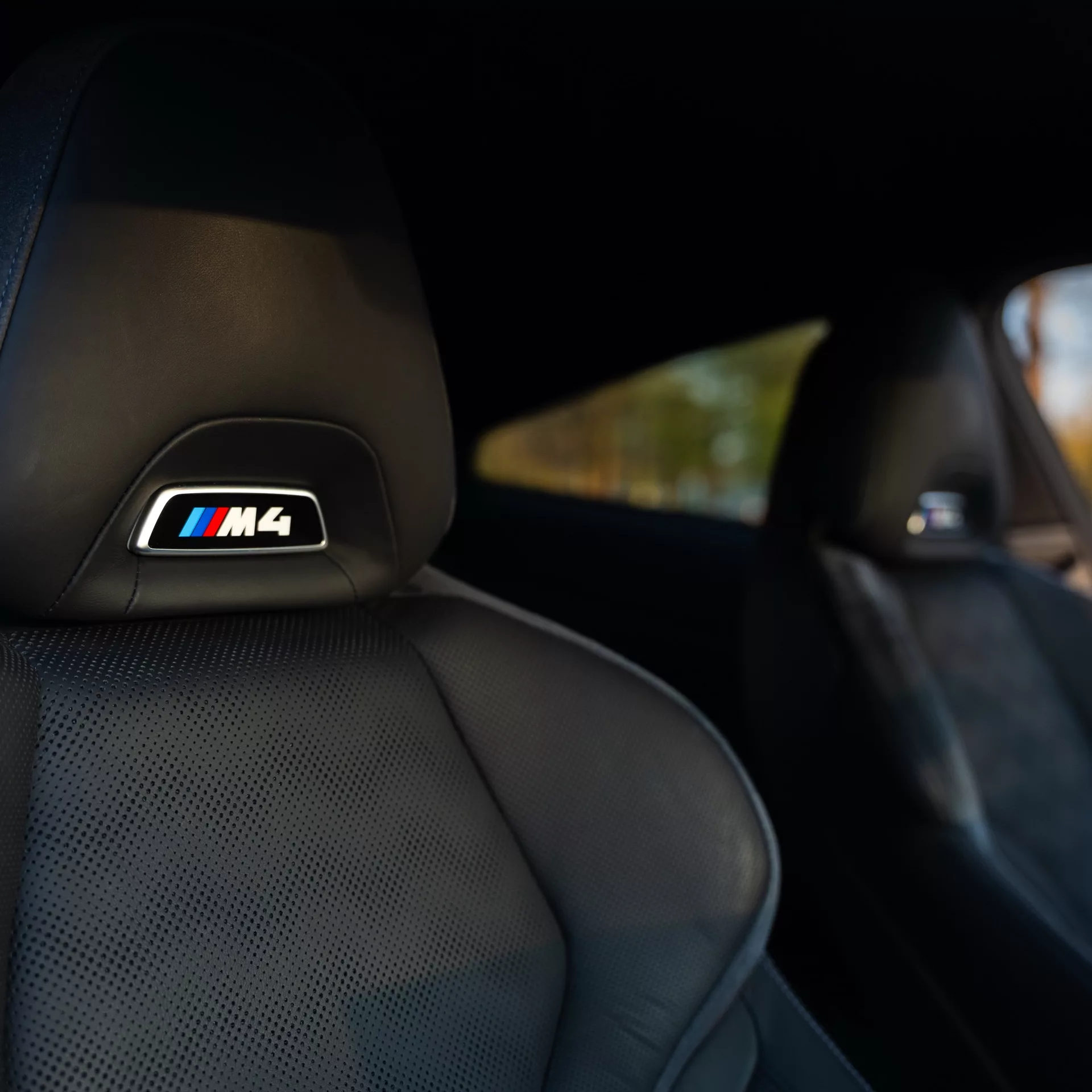 BMW M4 Competition Innenraum mit Sportsitzen mieten.