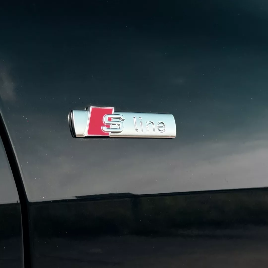 Audi A5 Avant edition one Detailansicht S line-Emblem mieten.
