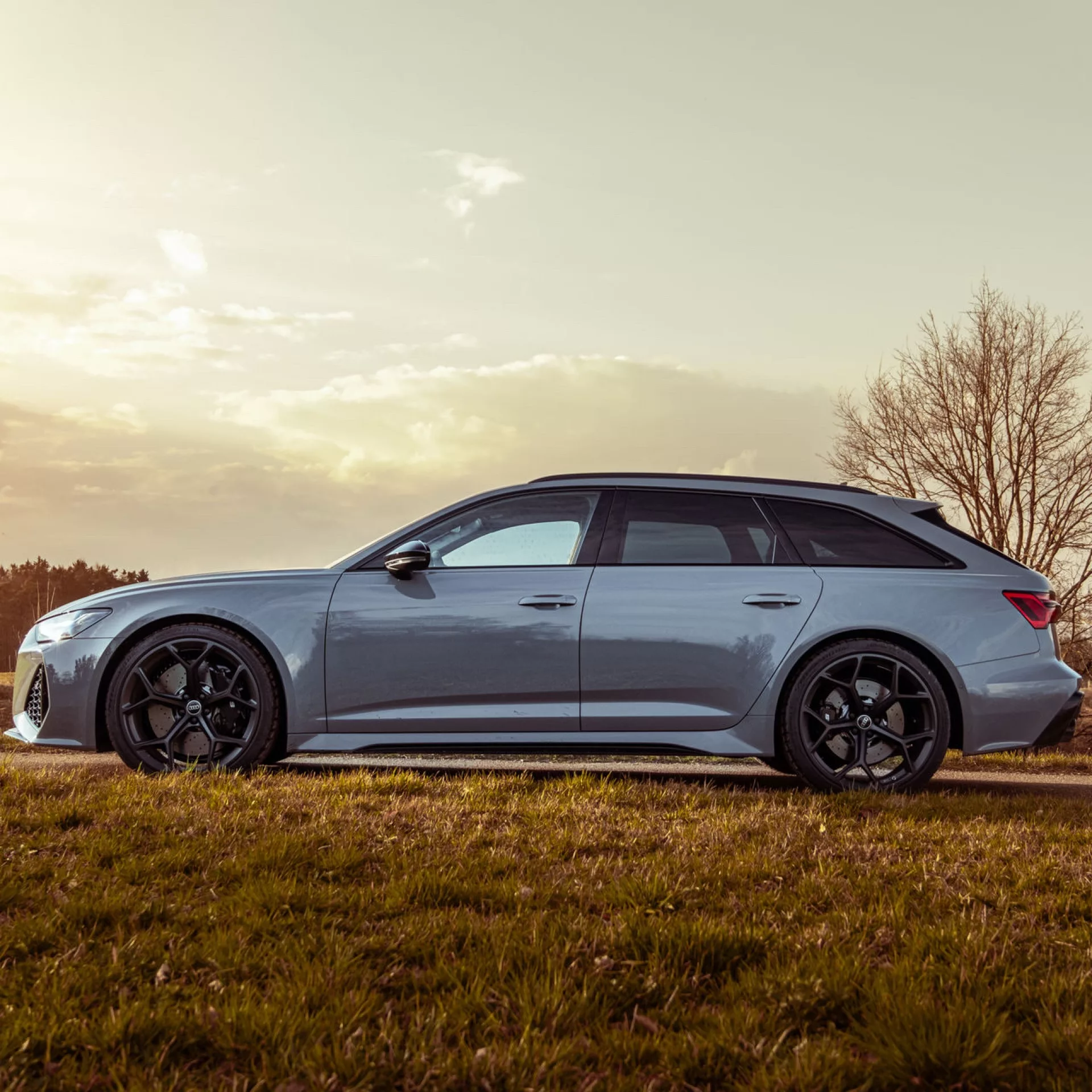 Audi RS6 Performance in Silber von der Seite mieten.