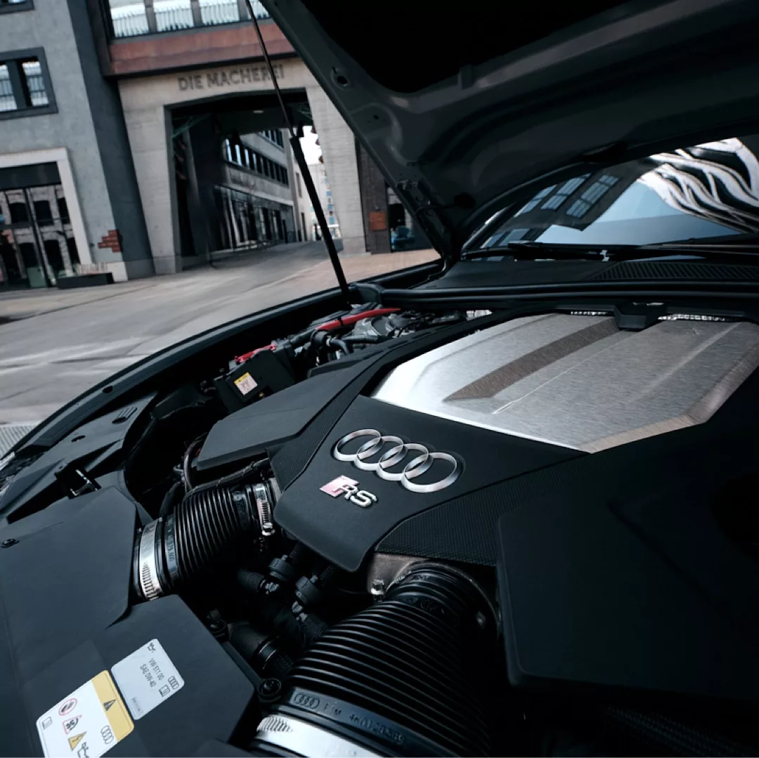 Audi RS Performance Motoransicht mieten