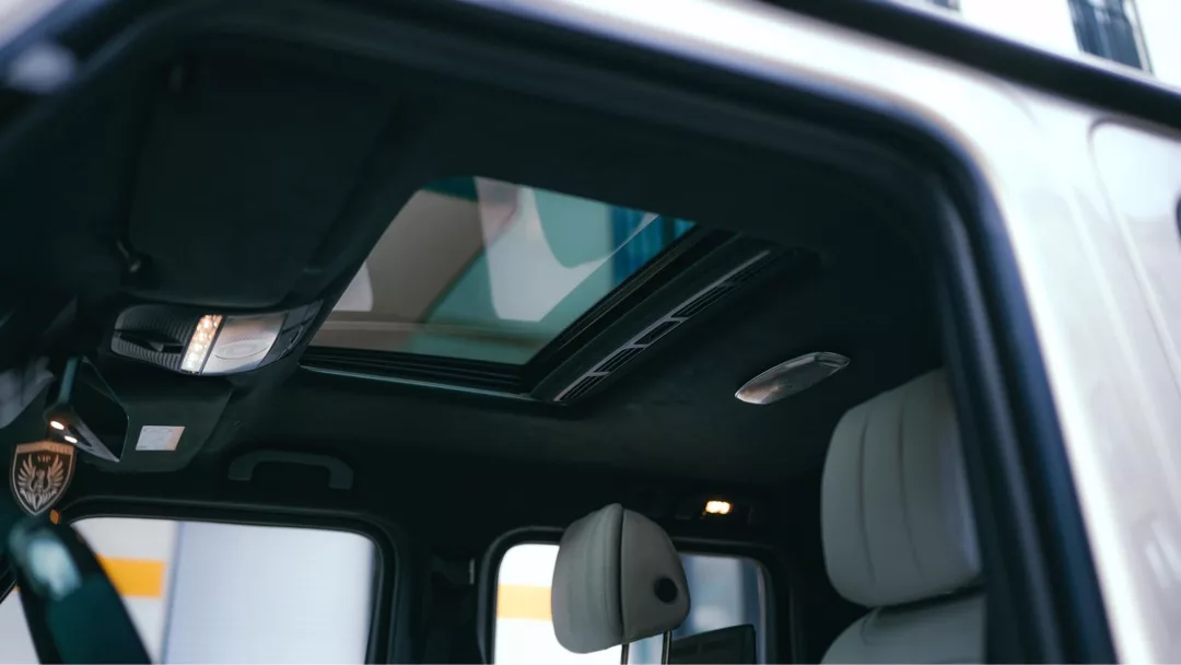 Mercedes-Benz G63 AMG Schiebedach und Ledersitze mieten.