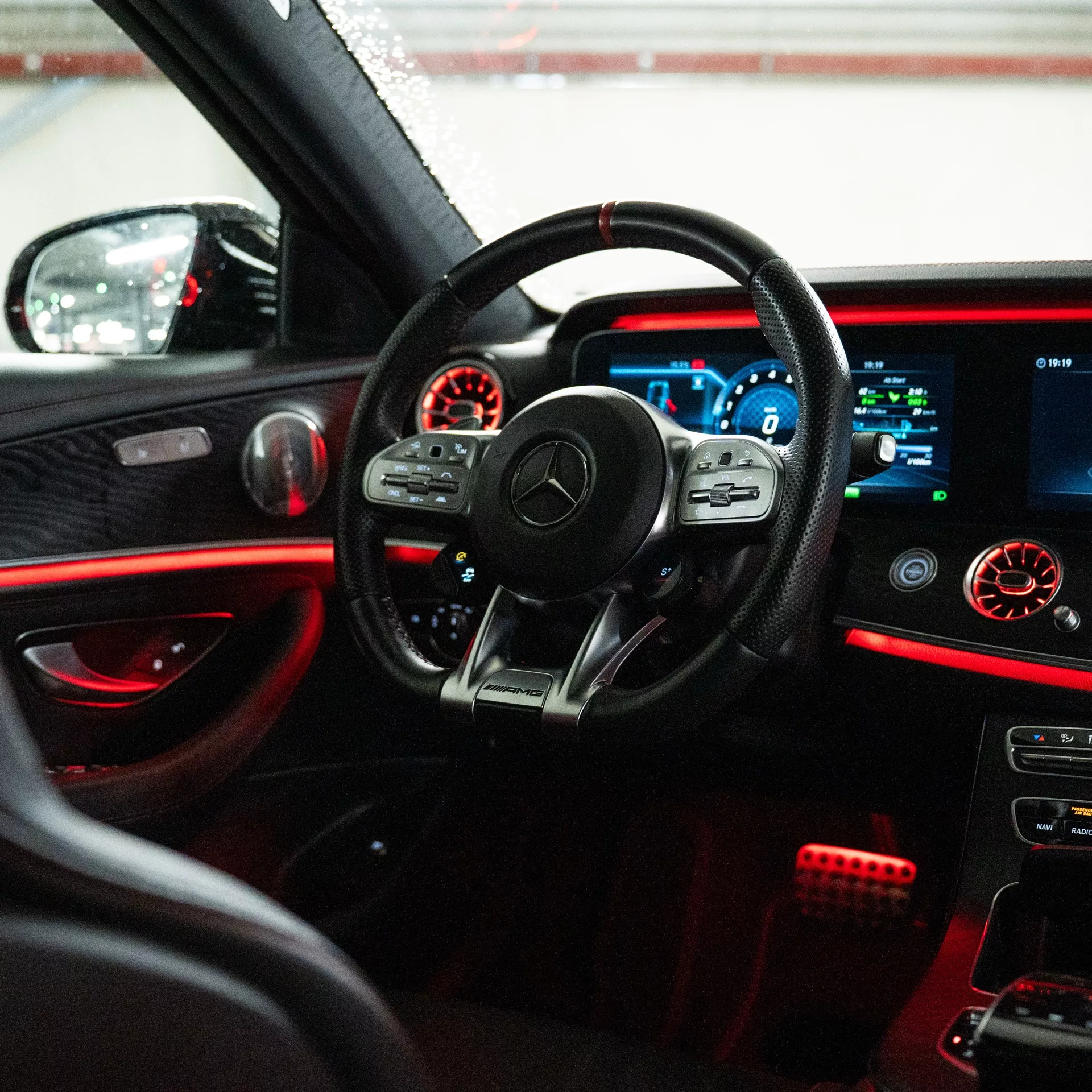 Mercedes-Benz E53 AMG Performance Innenraum mit Ambientebeleuchtung mieten.