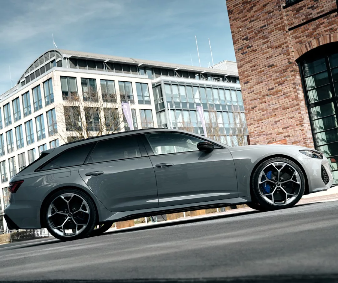 Audi RS Performance in Grau von der Seite mieten.