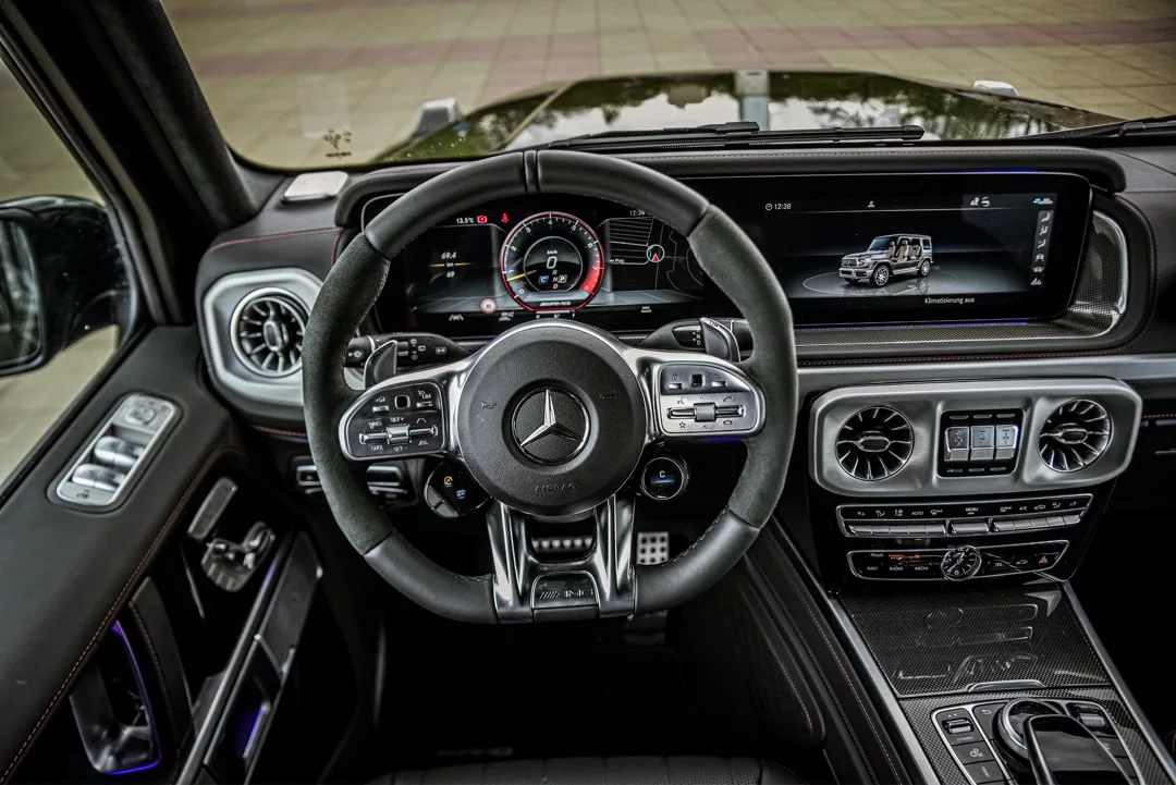 Mercedes-Benz G63 AMG 2024 Innenraum mit Cockpitansicht mieten