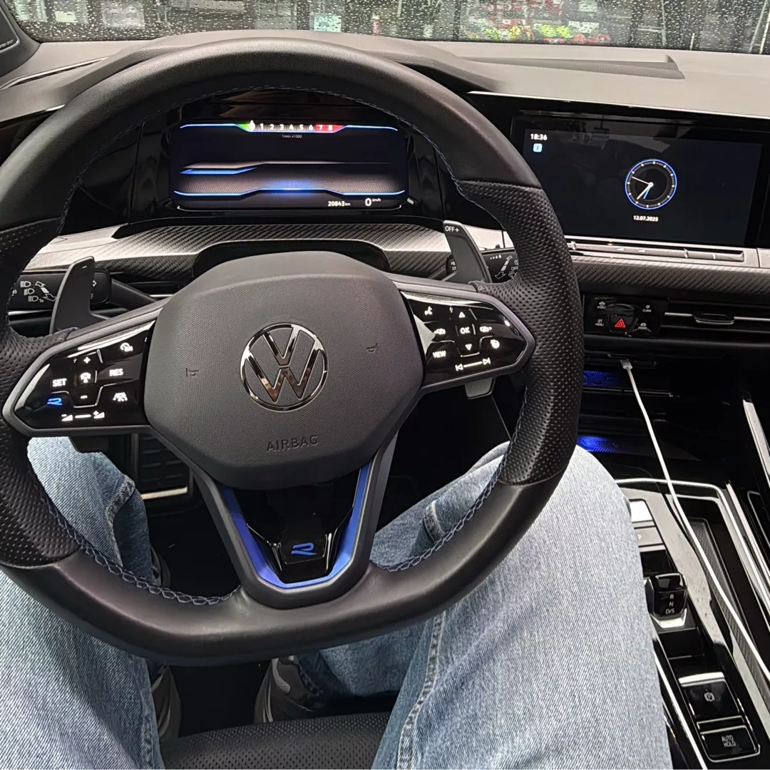 GOLF 8 R PERFORMANCE 20Y EDITION Cockpit mit Lenkrad und Displays mieten