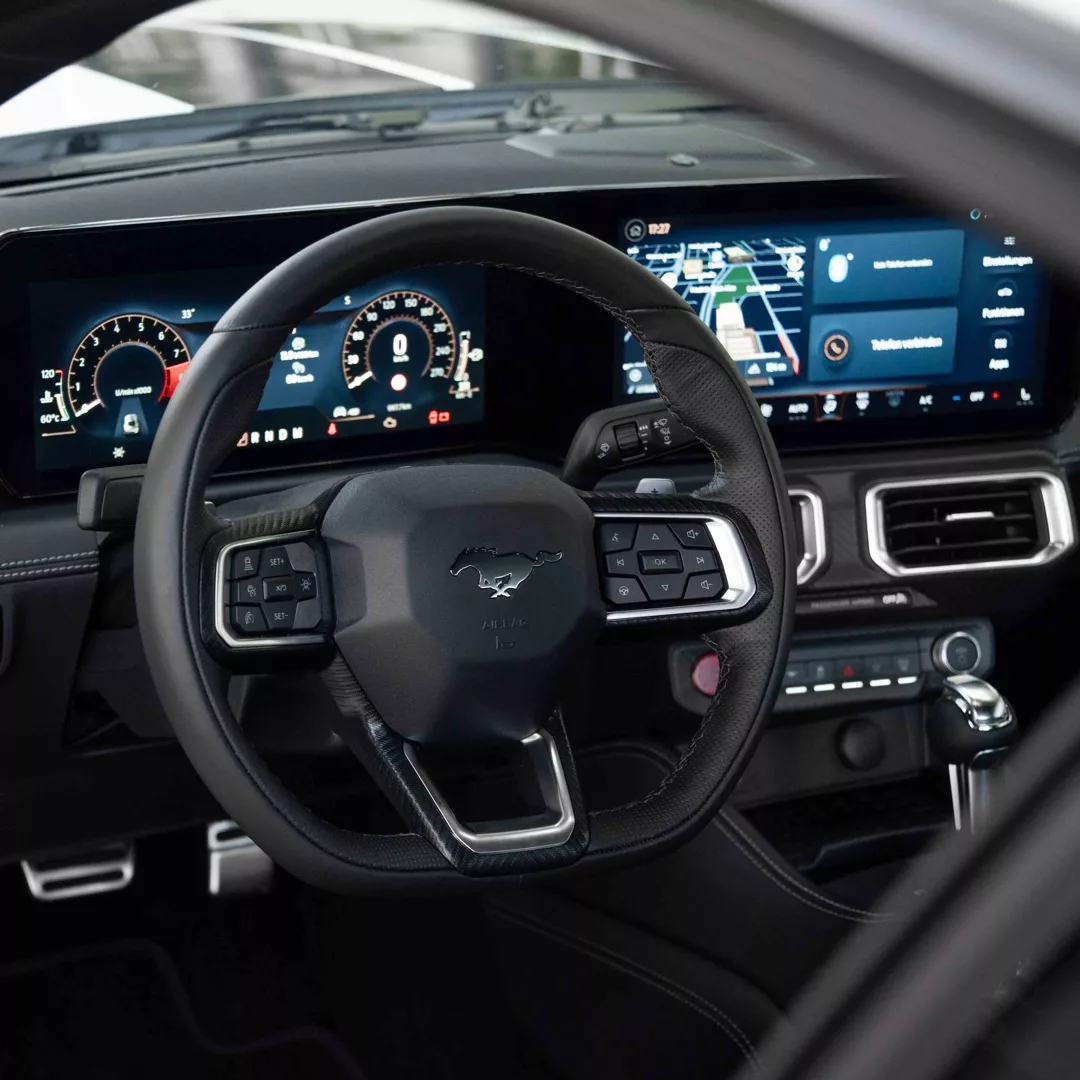 Ford Mustang GT (2024) Armaturenbrett mit digitalen Anzeigen mieten.