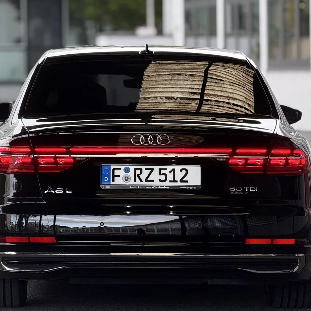 Audi A8L 50 TDI Quattro von hinten in Schwarz mieten